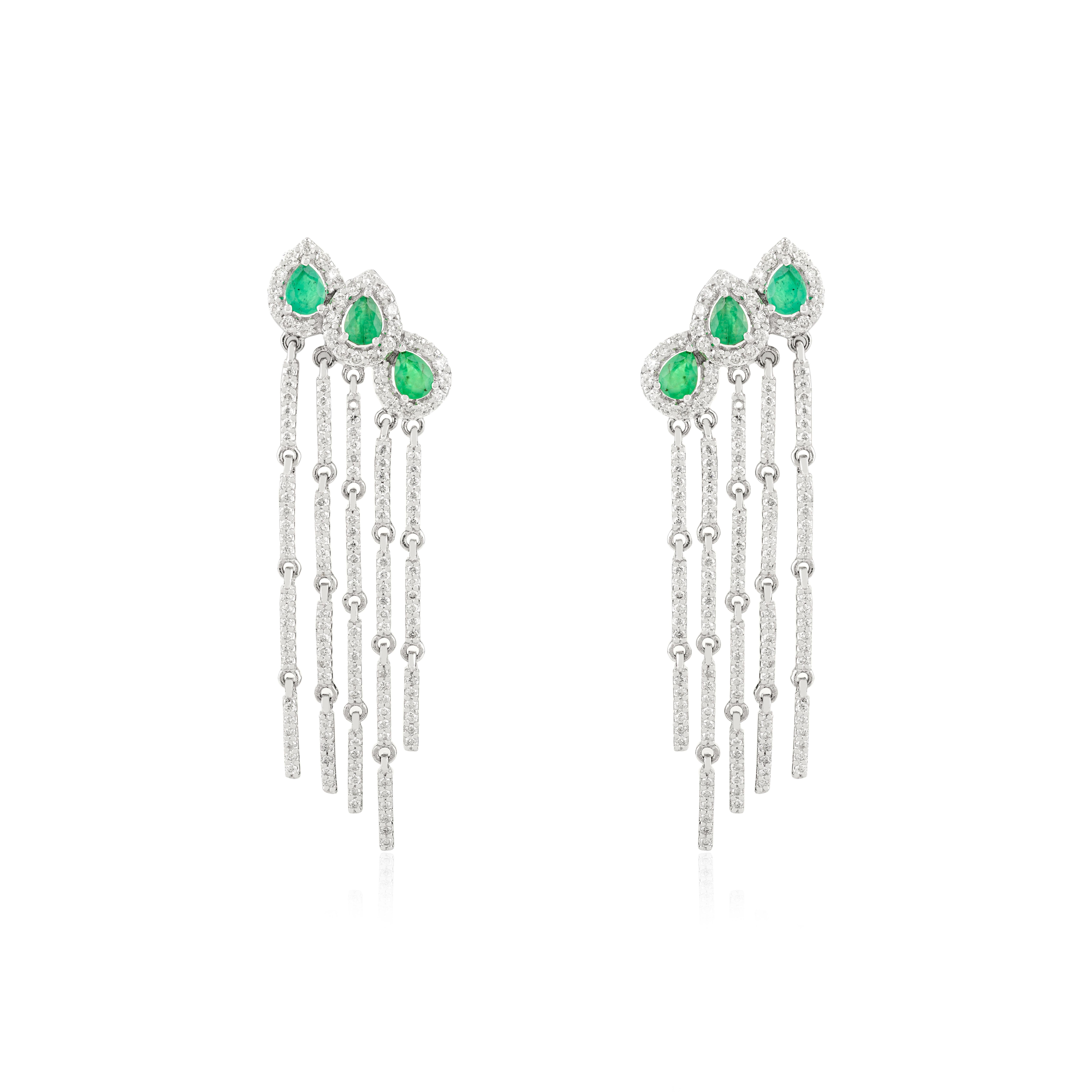 Art Déco Three Pear Emeralds & Diamond Long Chandelier Earrings in 18k Solid White Gold in vendita