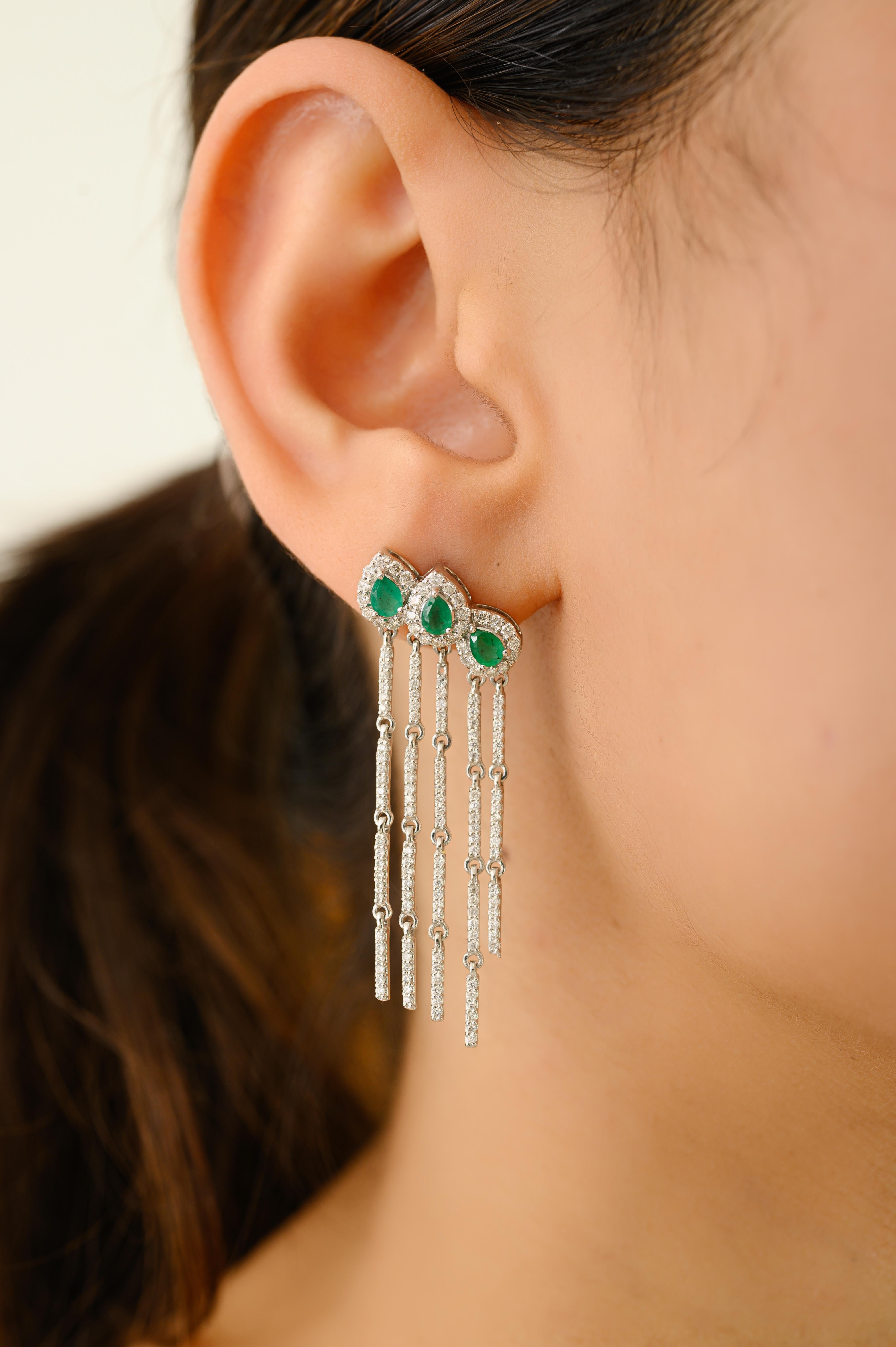 Taglio a goccia Three Pear Emeralds & Diamond Long Chandelier Earrings in 18k Solid White Gold in vendita