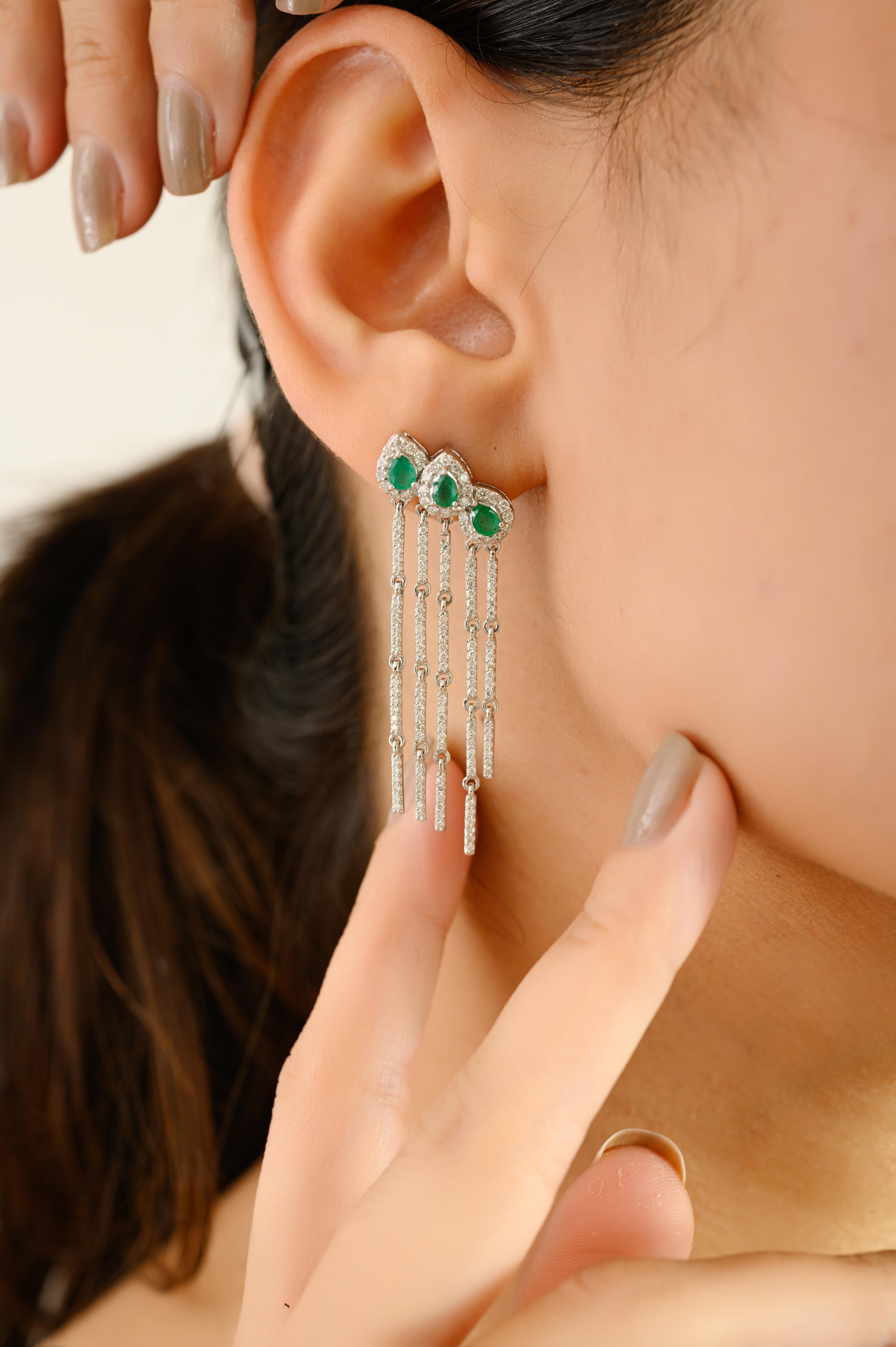 Donna Three Pear Emeralds & Diamond Long Chandelier Earrings in 18k Solid White Gold in vendita