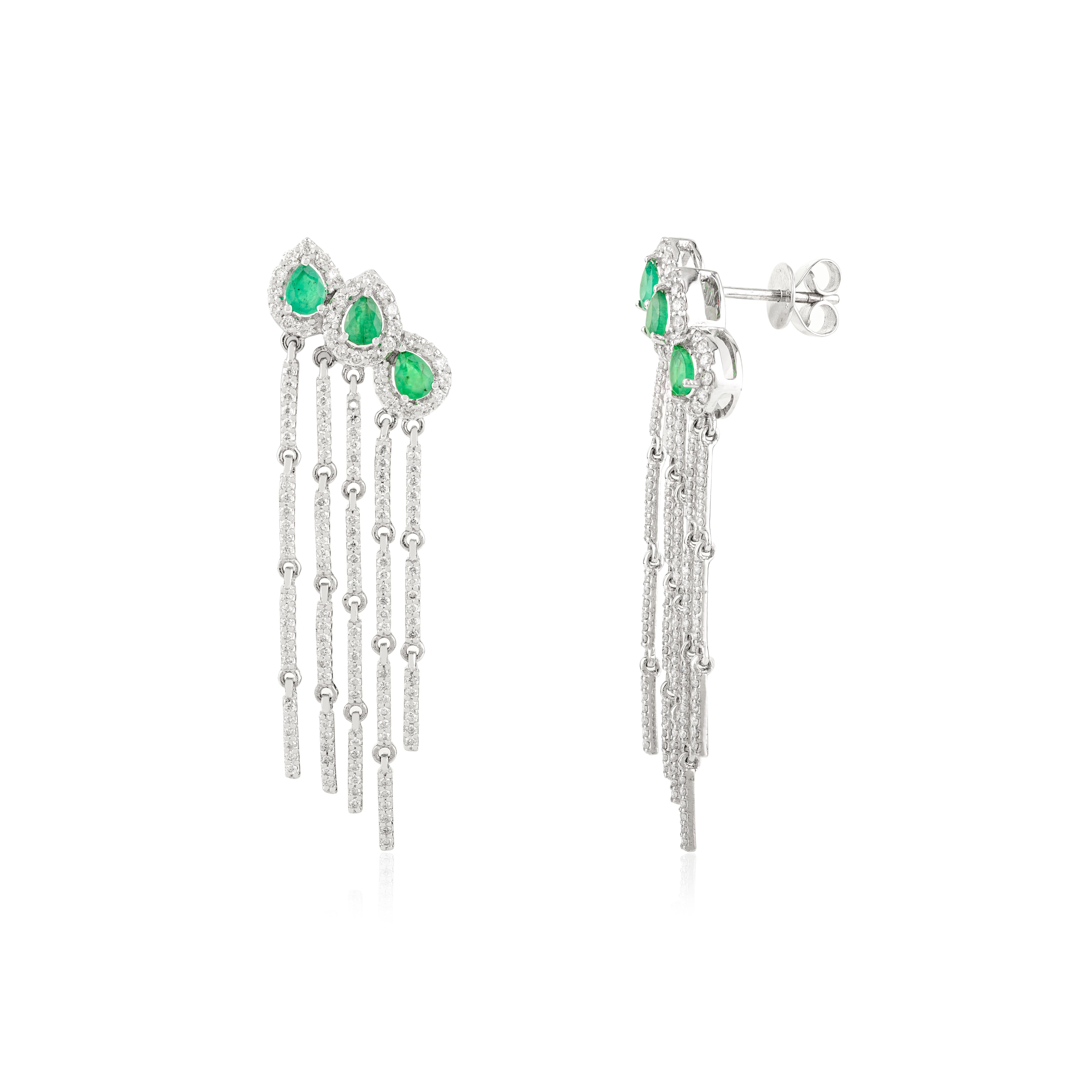 Three Pear Emeralds & Diamond Long Chandelier Earrings in 18k Solid White Gold in vendita 1