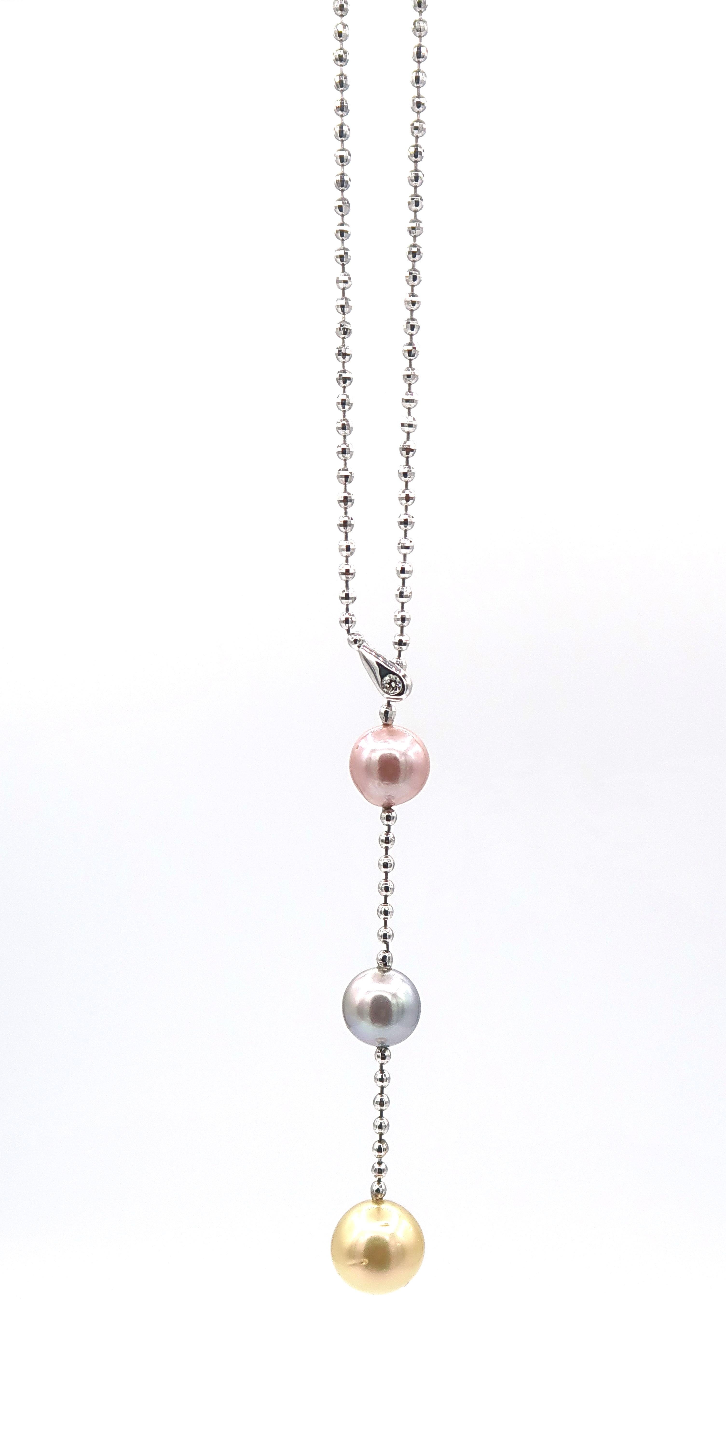 Simple pearl drop necklace with tricolour round pearls on faceted bead 18k white gold chain and a diamond hook on an end.

Minimal yet elegant.

Gold: 18K White Gold, 12.01 g
Diamond: Round Brilliant, 0.07 ct
Pearls: Cultured, 3 pieces, golden,