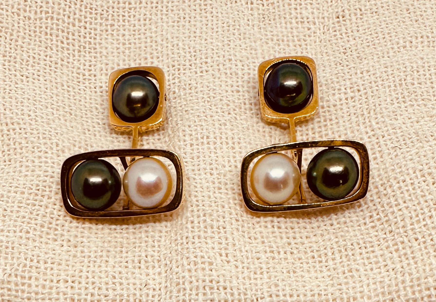 Superb cufflinks in 18K yellow gold with natural white and gray pearls by Jean Dinh Van for Pierre Cardin. For his very first commission after leaving Cartier, Dinh Van designed these 