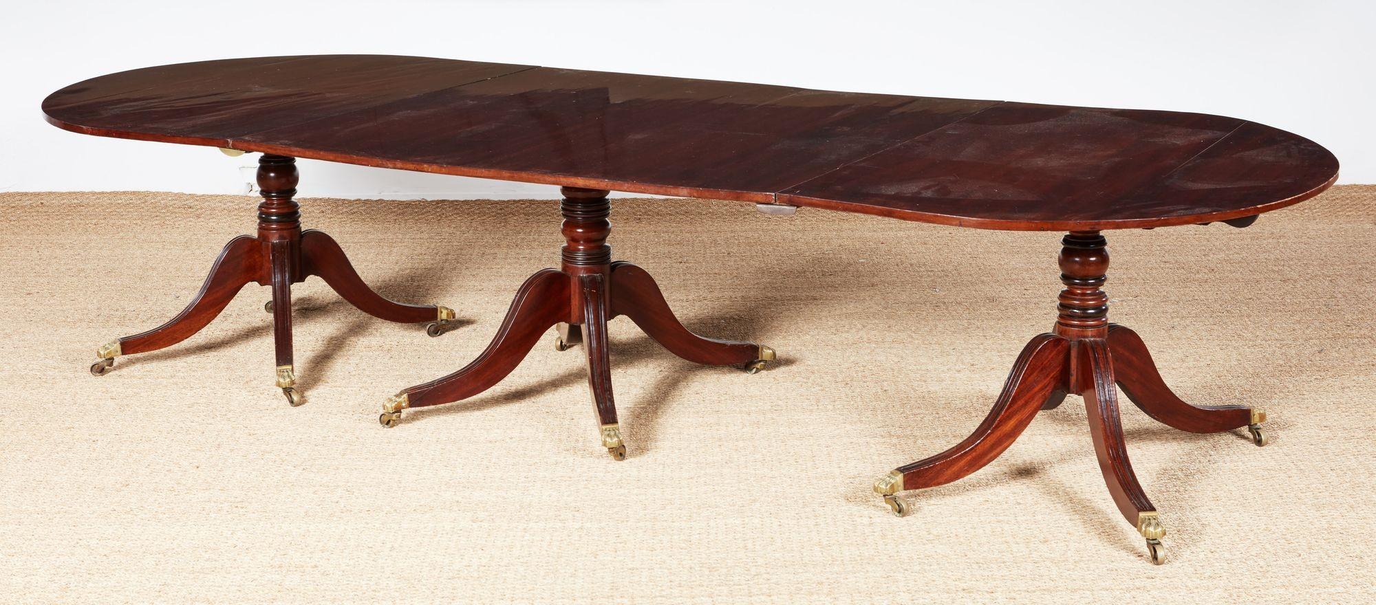 Table à manger géorgienne à trois piédestaux en vente 2