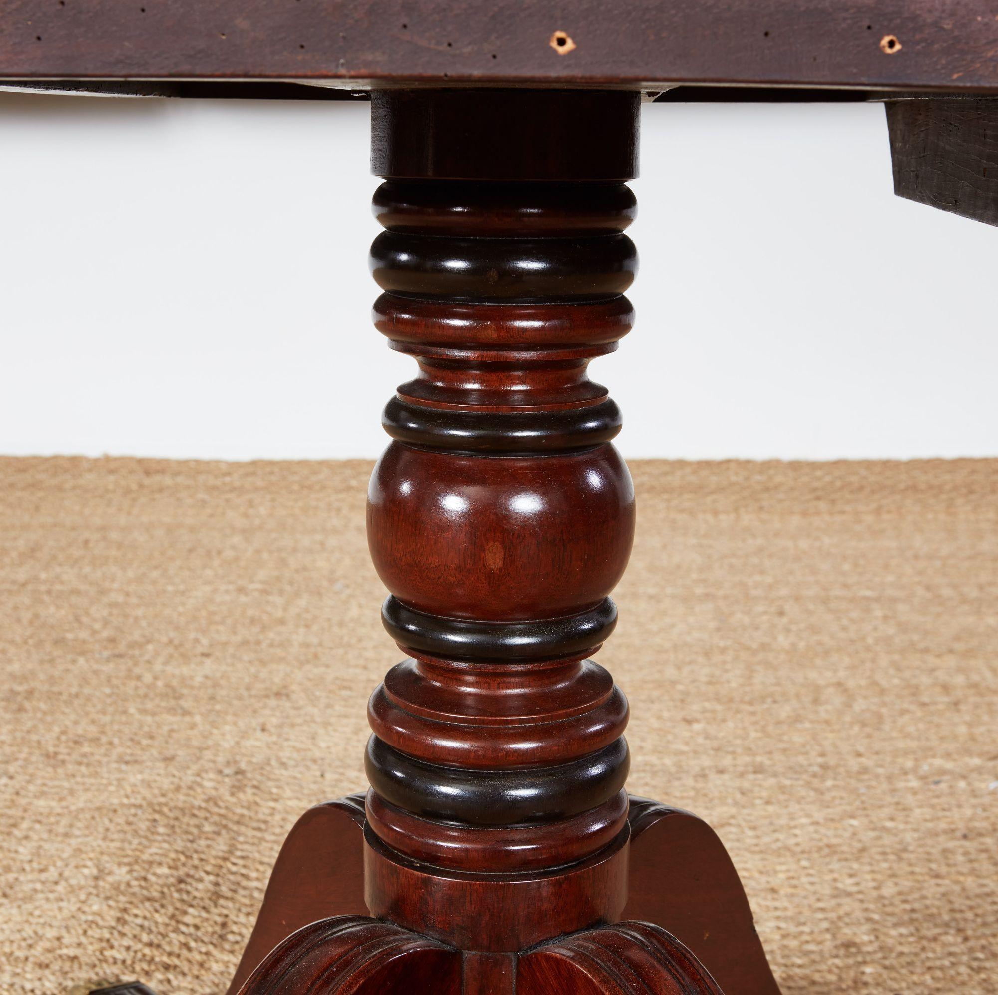Table à manger géorgienne à trois piédestaux en vente 3
