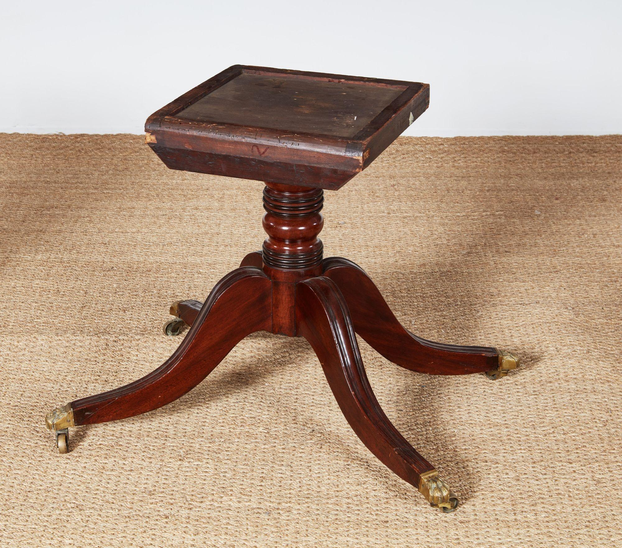 Table à manger géorgienne à trois piédestaux en vente 4