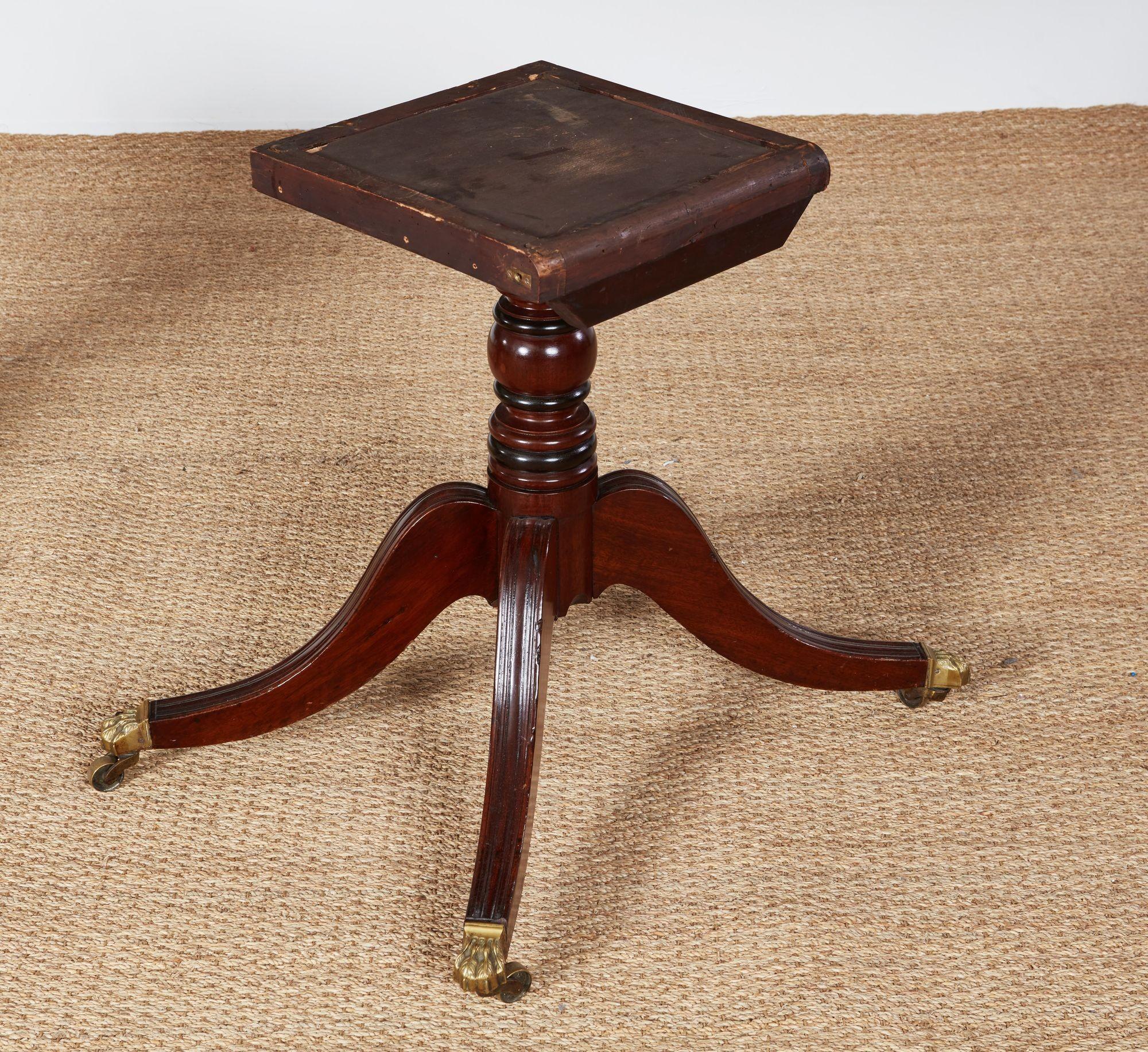 Table à manger géorgienne à trois piédestaux en vente 5