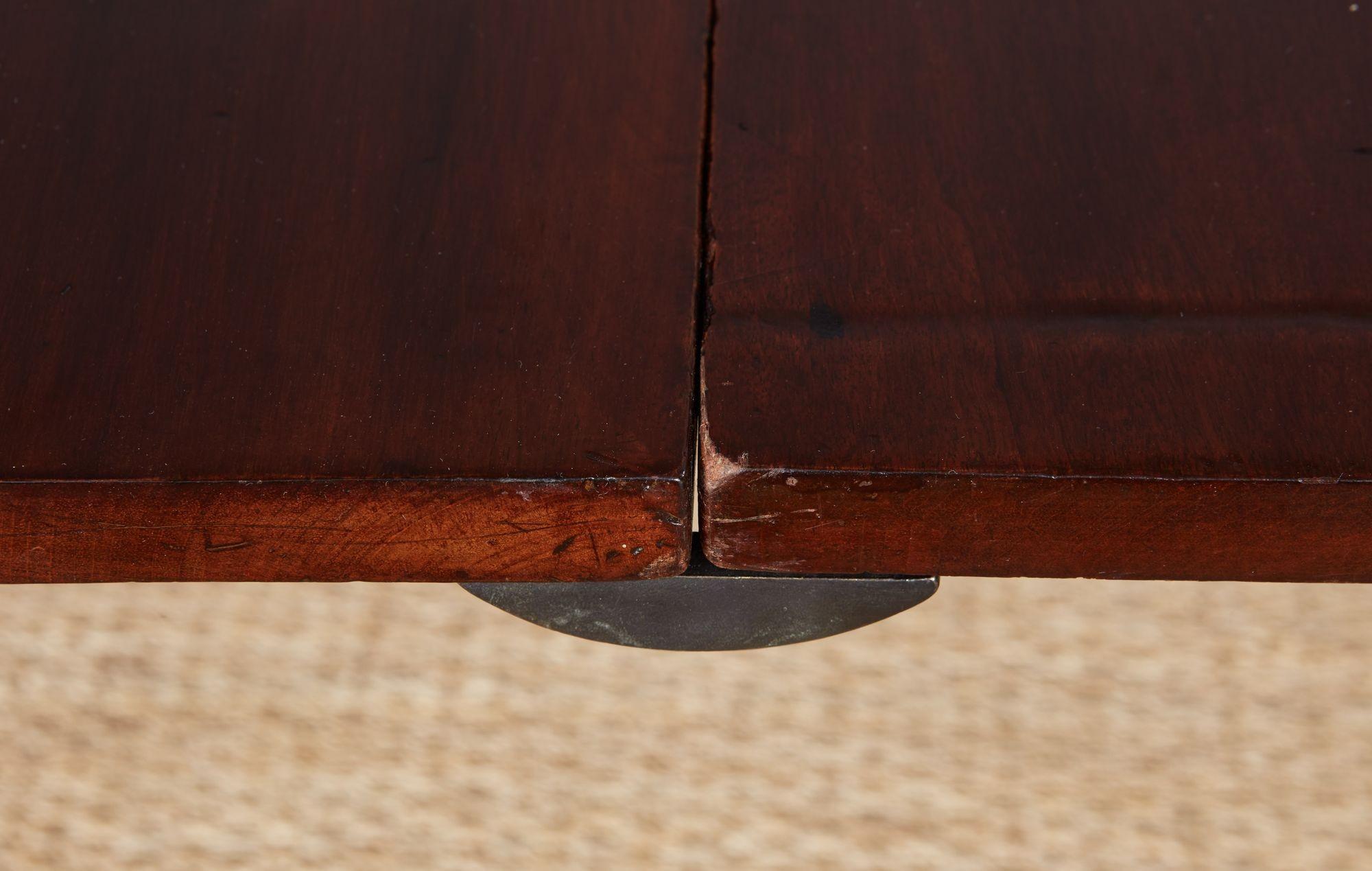 Table à manger géorgienne à trois piédestaux en vente 6