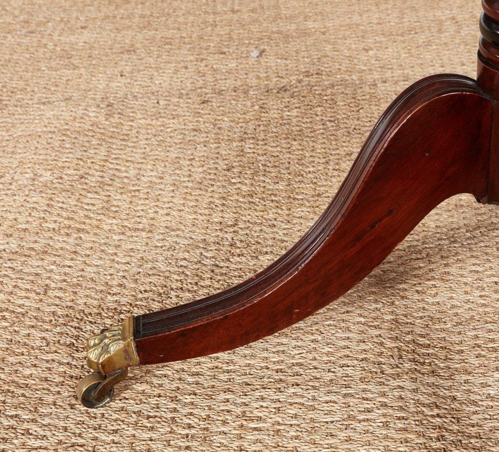 Table à manger géorgienne à trois piédestaux en vente 7
