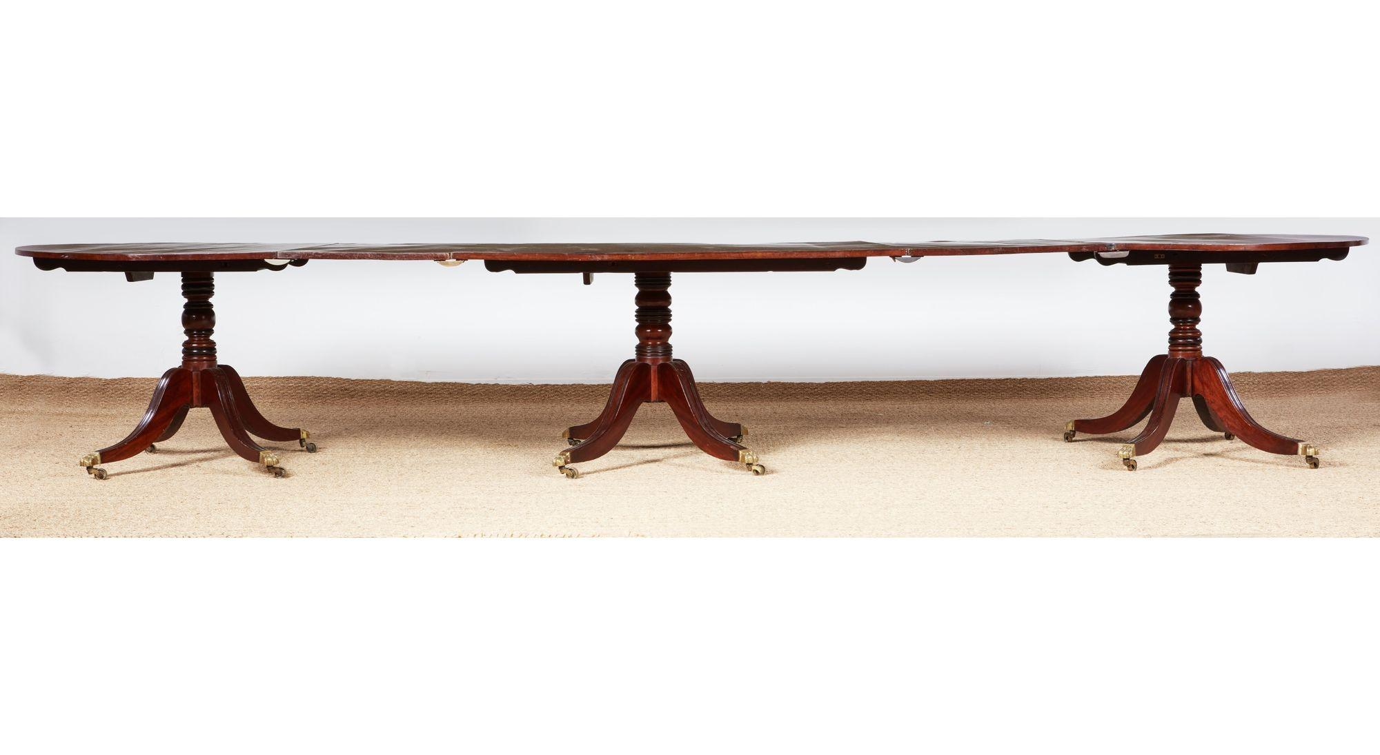 Table de salle à manger en acajou de style George III du 19e siècle, comprenant deux extrémités en 