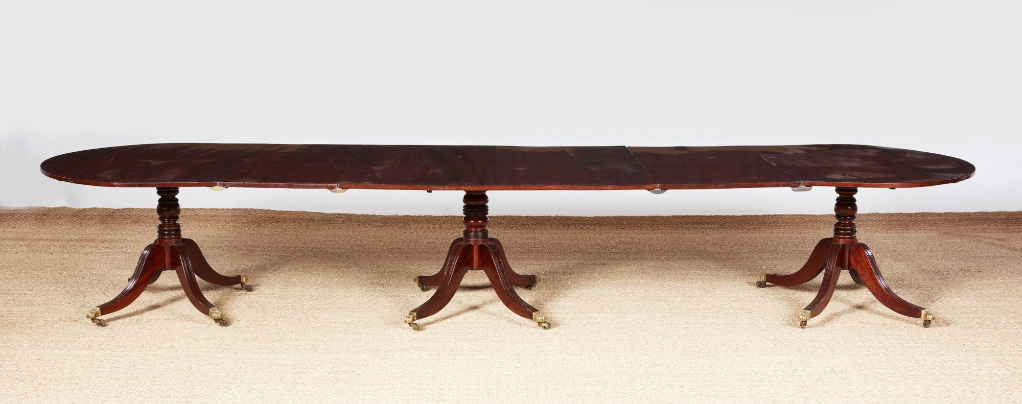 Travail du bois Table à manger géorgienne à trois piédestaux en vente