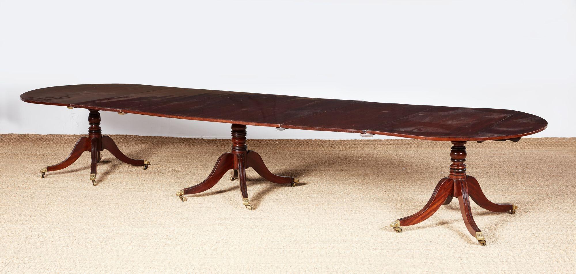Table à manger géorgienne à trois piédestaux Bon état - En vente à Greenwich, CT