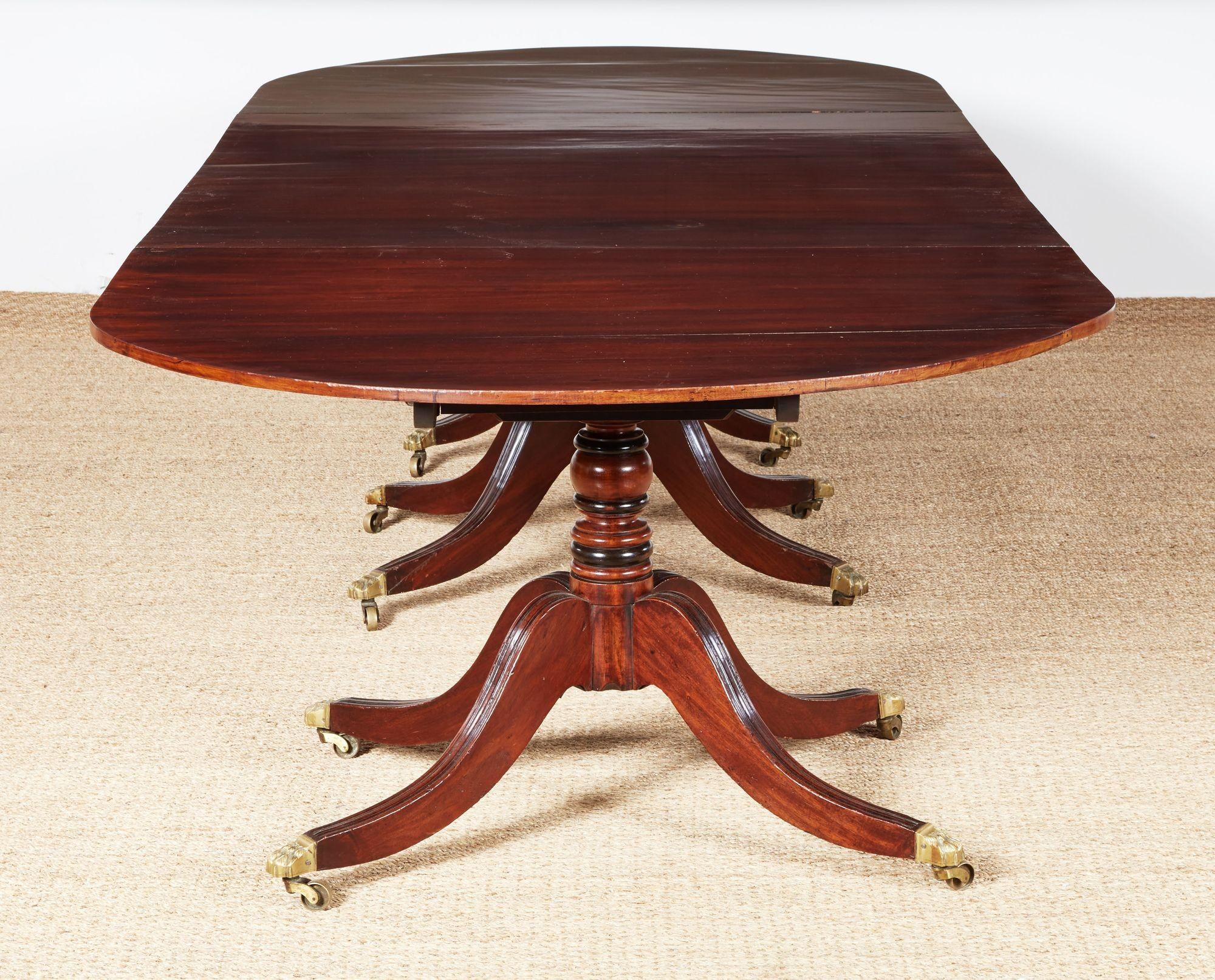 Fin du XIXe siècle Table à manger géorgienne à trois piédestaux en vente