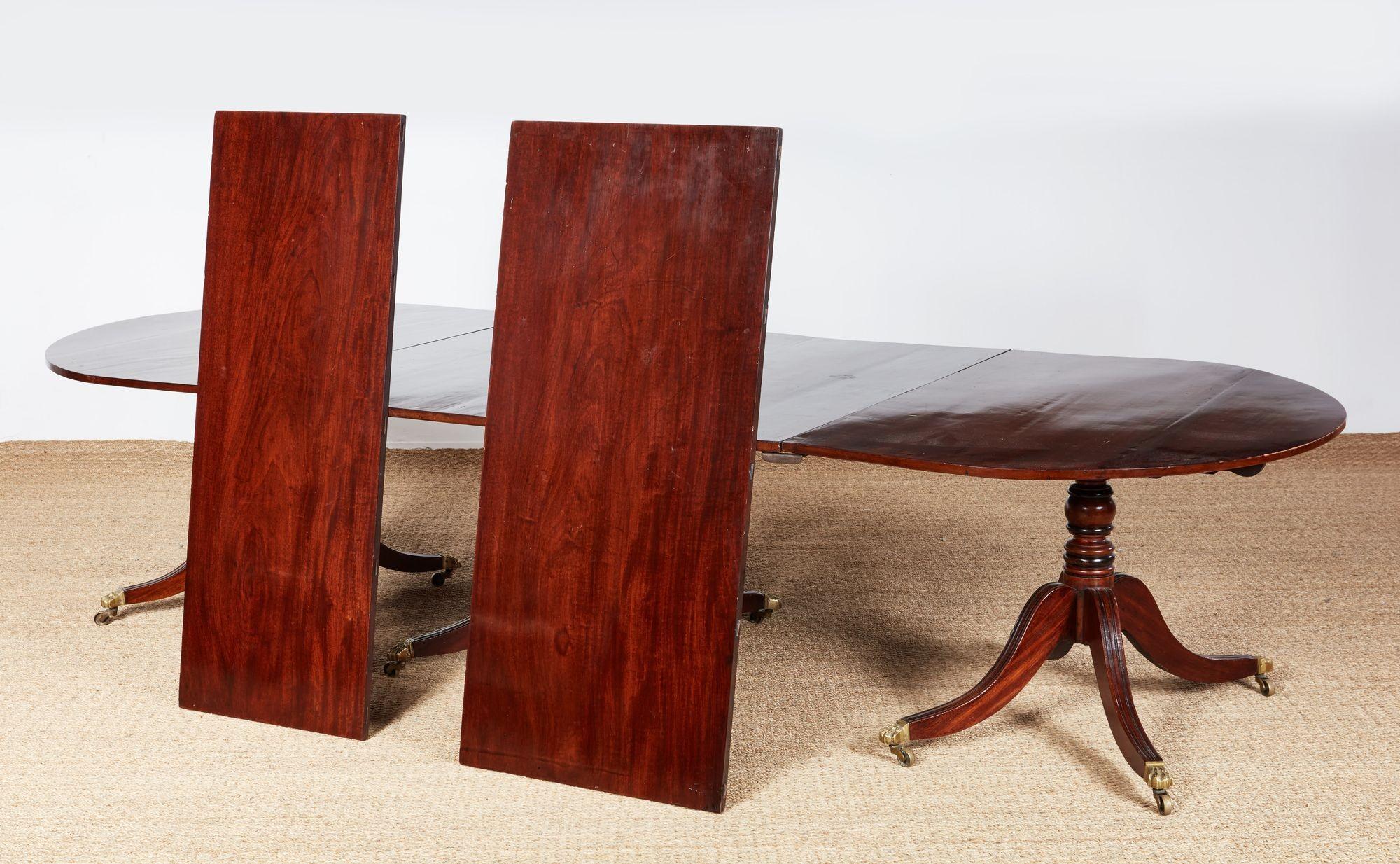 Table à manger géorgienne à trois piédestaux en vente 1