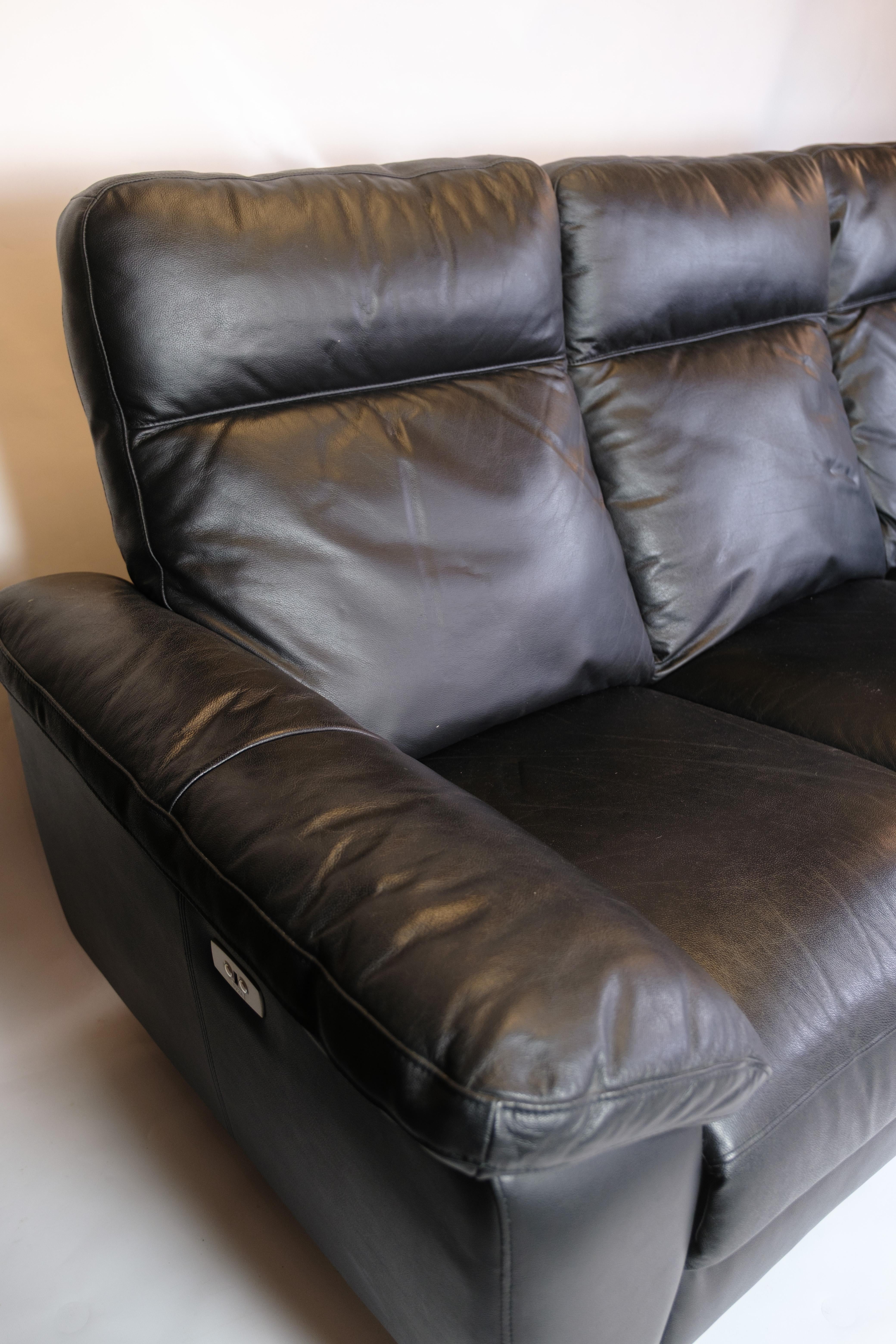 3-seater sofa made of black leather. The sofa is equipped with an adjustable backrest and legrest, which are operated electronically. It appears to be in good condition, and all electronics have been tested and are working correctly.

Dimensions: