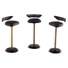 Tre sgabelli da bar Petite in pelle imbottiti in ottone