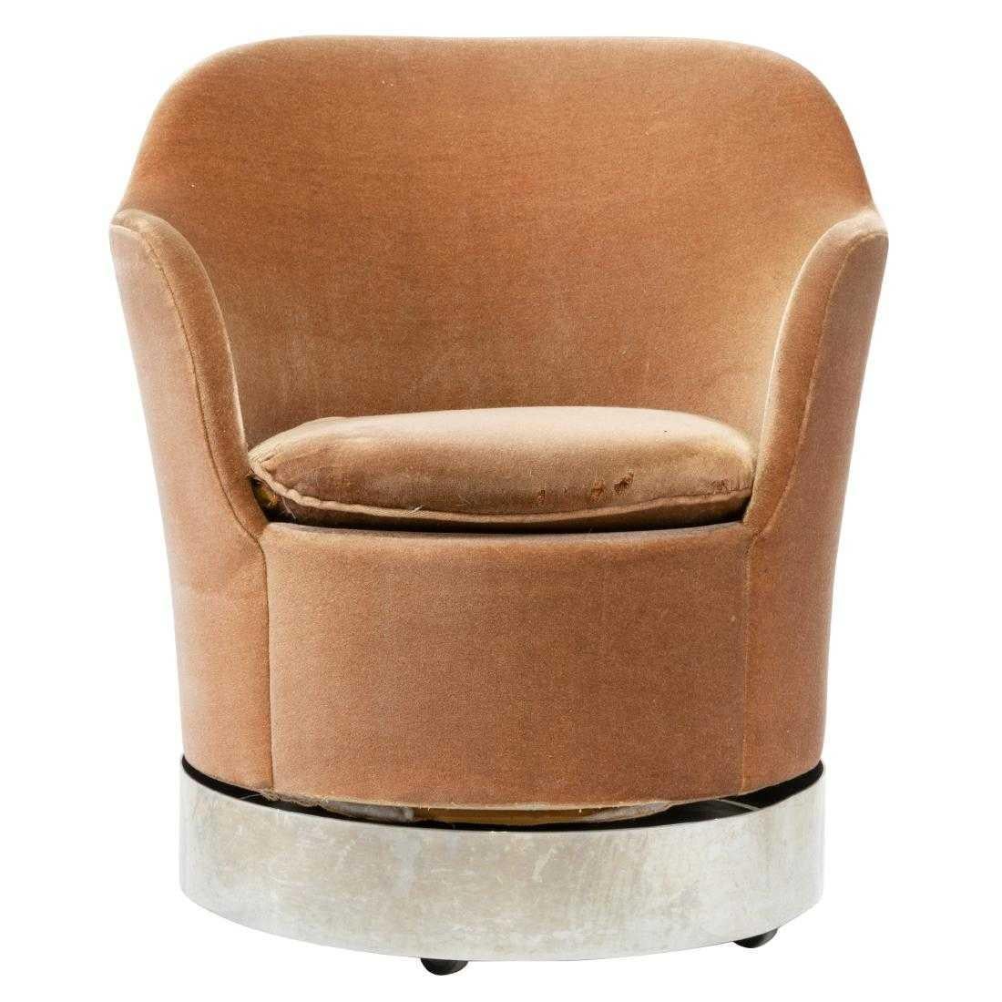 Drei Philip Enfield-Drehstühle. Originales Paar Drehstühle aus den 1970er Jahren von Phillip Enfield. Diese Stühle haben polierte Stahlgestelle mit originaler Mohair-Polsterung. Die Stühle sind drehbar, schaukeln und rollen leichtgängig auf Rollen.