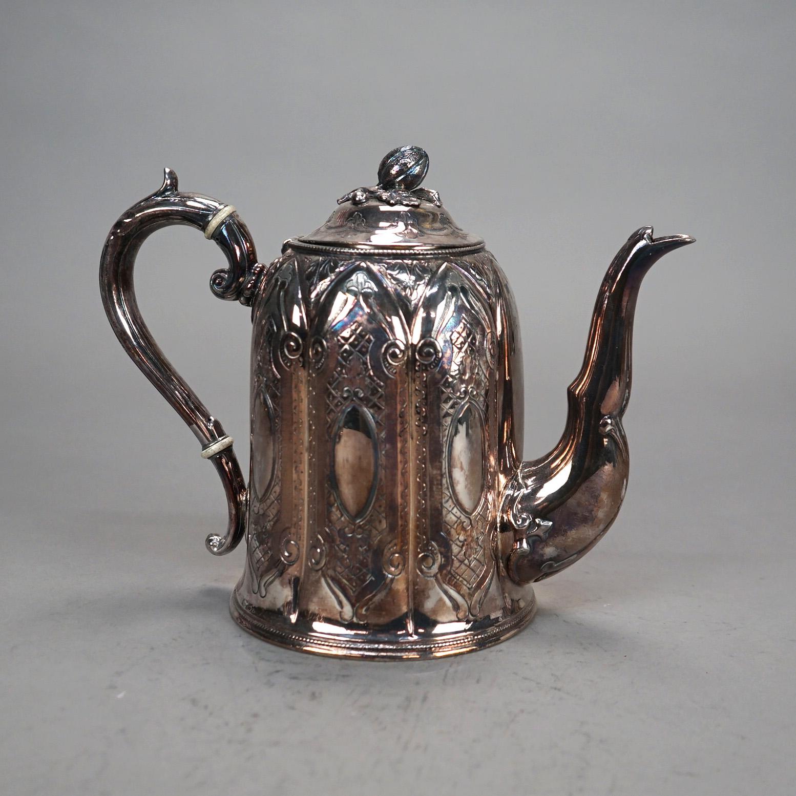 Juego de Té Antiguo de Tres Piezas Plateado con Grabado Foliado C1890

Medidas - 8 