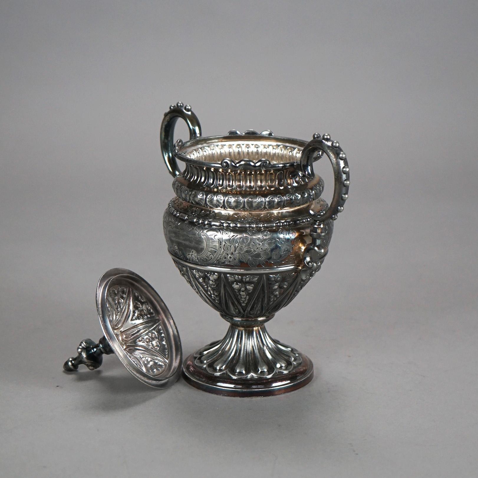 Servizio da tè antico in argento placcato in tre pezzi con incisione di foglie C1890 In condizioni buone in vendita a Big Flats, NY