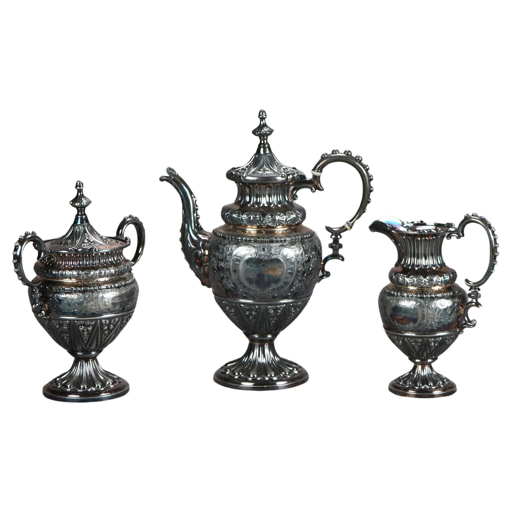 Juego de Té Antiguo de Tres Piezas Plateado con Grabado Foliado C1890