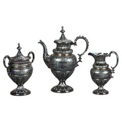 Juego de Té Antiguo de Tres Piezas Plateado con Grabado Foliado C1890