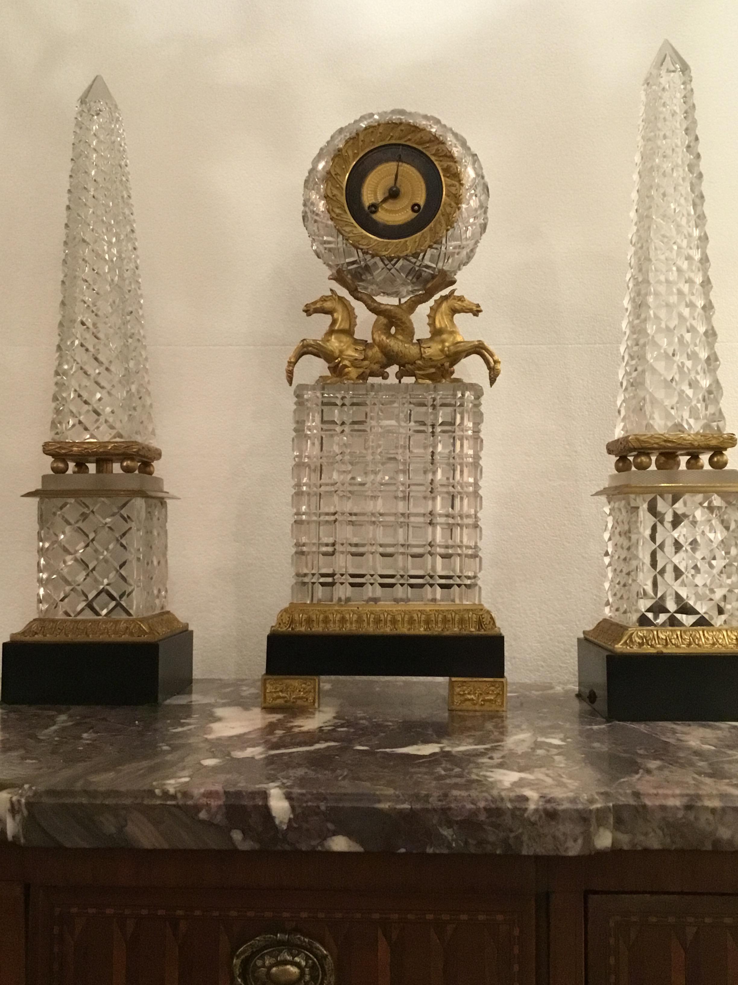 Horloge Dore en trois parties en cristal et bronze avec chevaux de mer et obélisques en vente 4