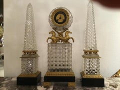 Reloj Dore de Tres Piezas de Cristal y Bronce con Caballos de Mar y Obeliscos