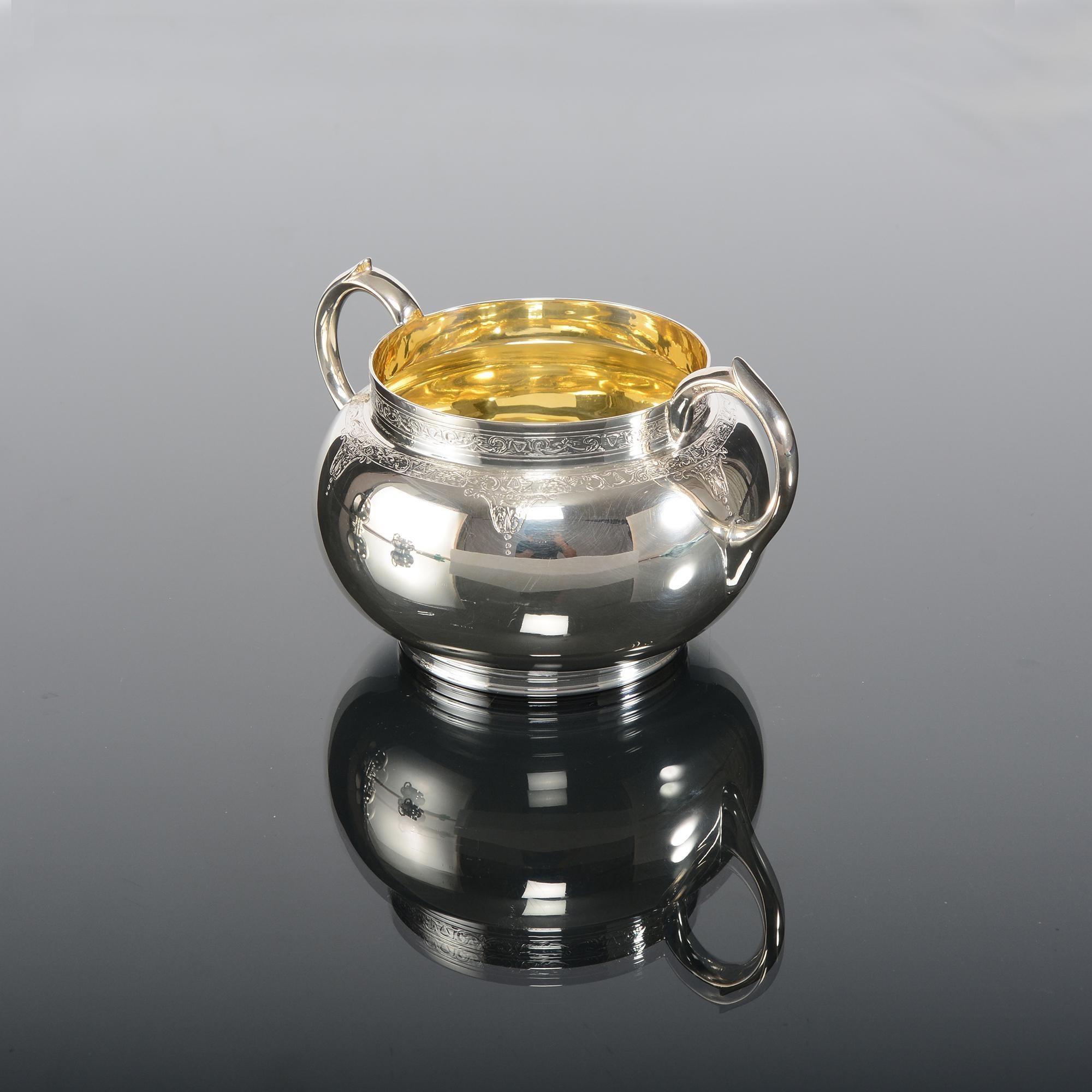 Dreiteiliges Teeset in Kugelform aus viktorianischem Silber (19. Jahrhundert) im Angebot
