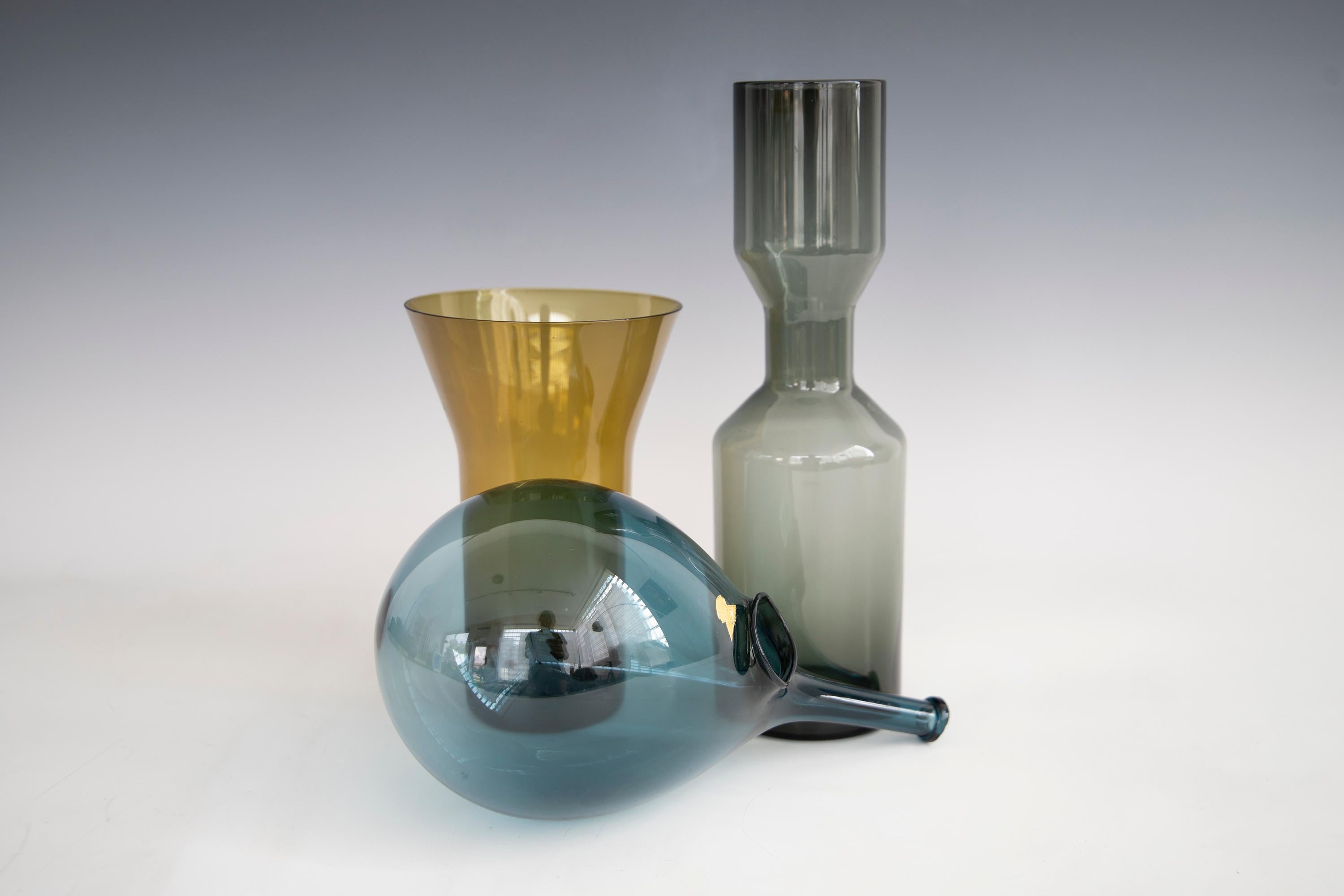Verre Collection de trois pièces en verre scandinave bleu ambré et fumé en vente