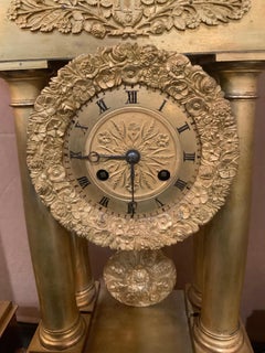 Pendule empire trois pièces en bronze doré et paire de candélabres