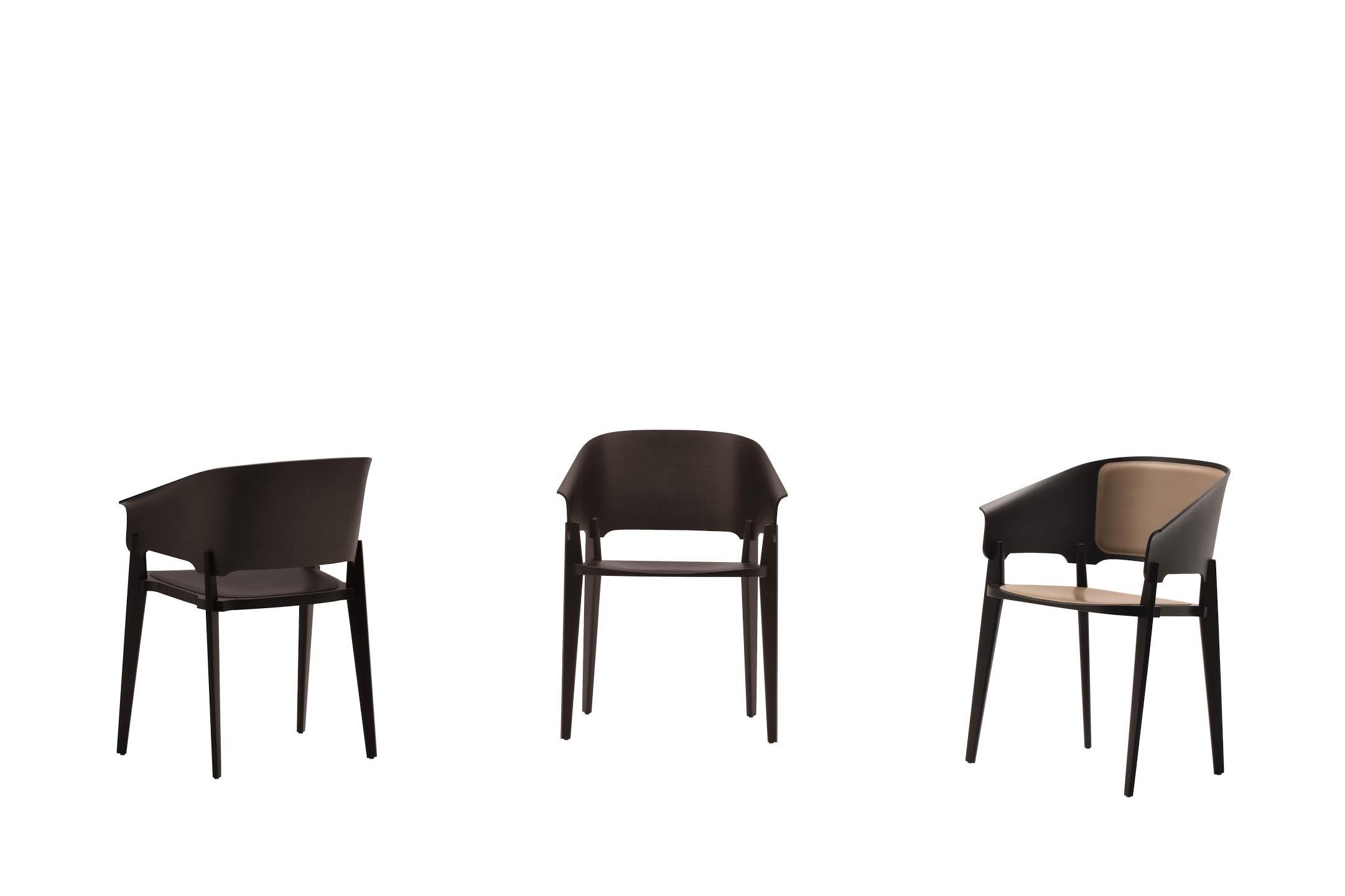 Three-piece, designed by Claesson Koivisto Rune in collaboration with Rasmus Palmgren, is a chair made entirely of wood, which combines elements in solid wood (geometric legs and shaped seat) with elements in plywood (the curved backrest). The
