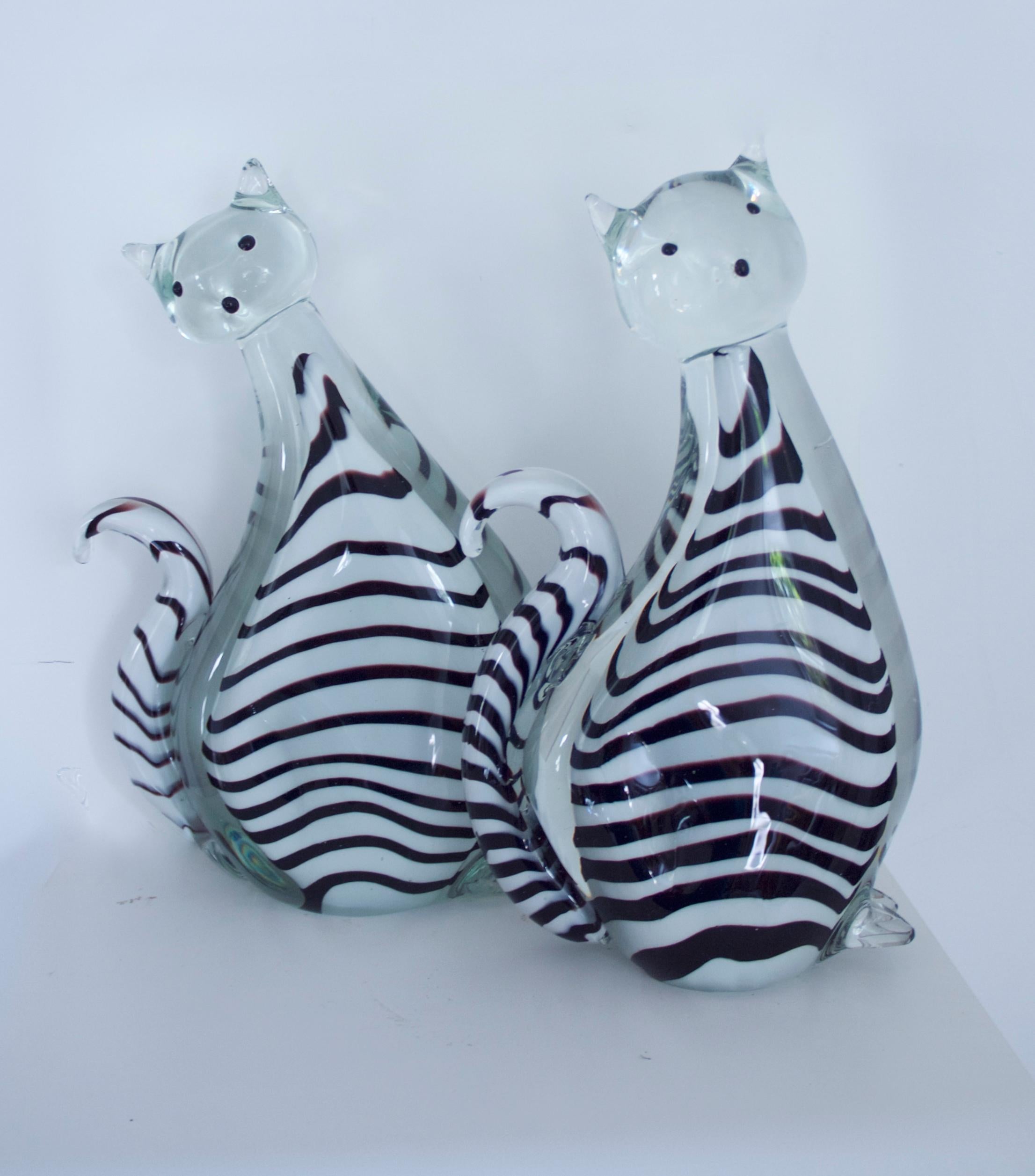 Three-piece collection Murano art glass striped cats (2kg each) and bird, 1980s. These beautiful pieces are impressive and whimsical.

The cats
Black and white stripes
Measures: Height 25 cms, depth 8 cms, width at widest 8 cms (approx.2.6