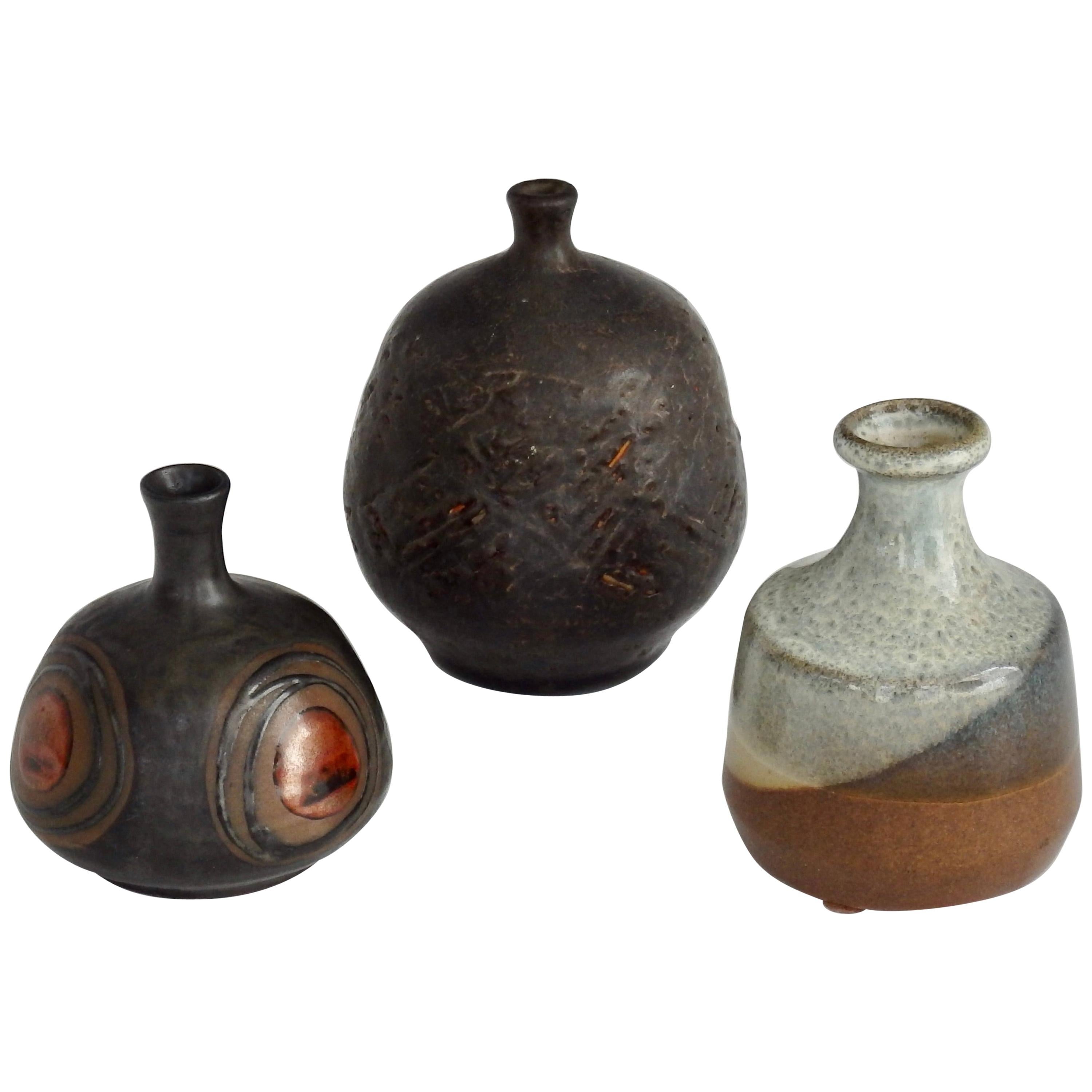 Collection de trois pièces de vases diminutifs en grès