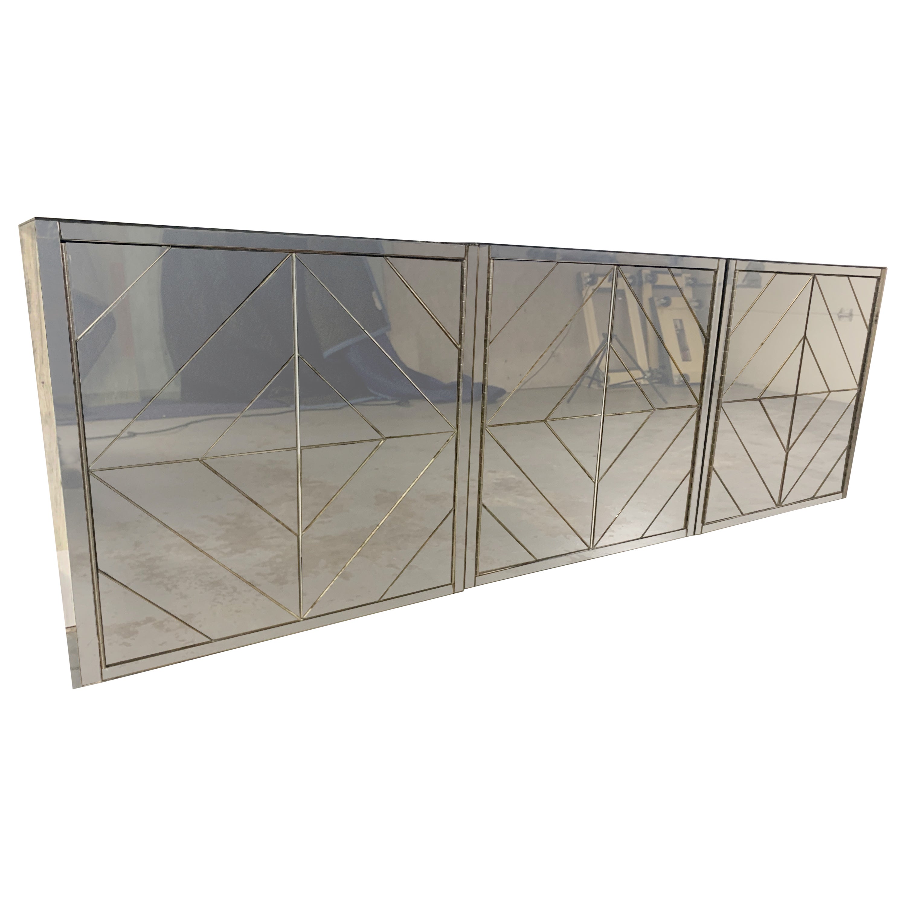 Credenza galleggiante a tre pezzi con motivo a diamante e specchio in vendita