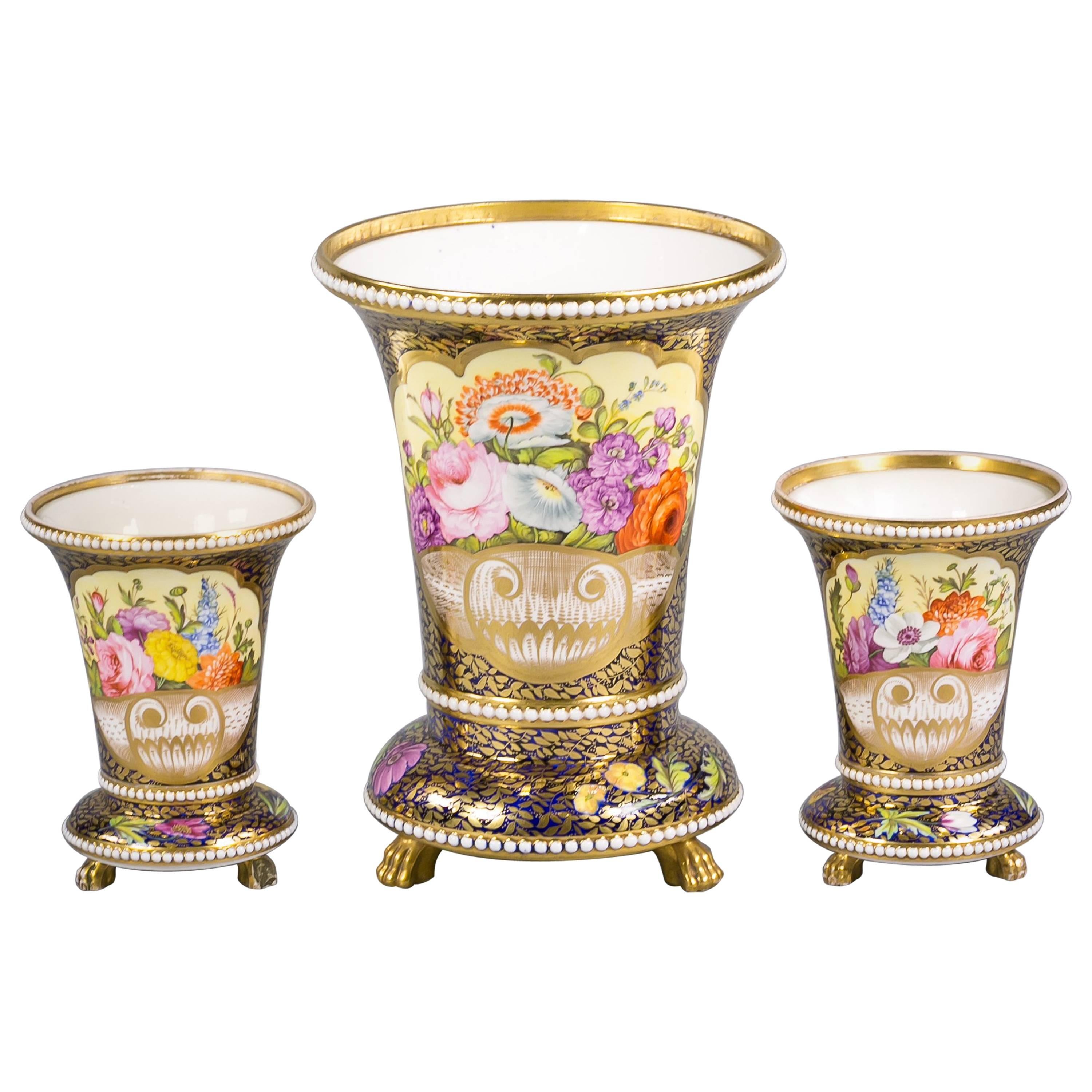 Guarnición ensamblada de tres piezas de porcelana inglesa, Spode, hacia 1810