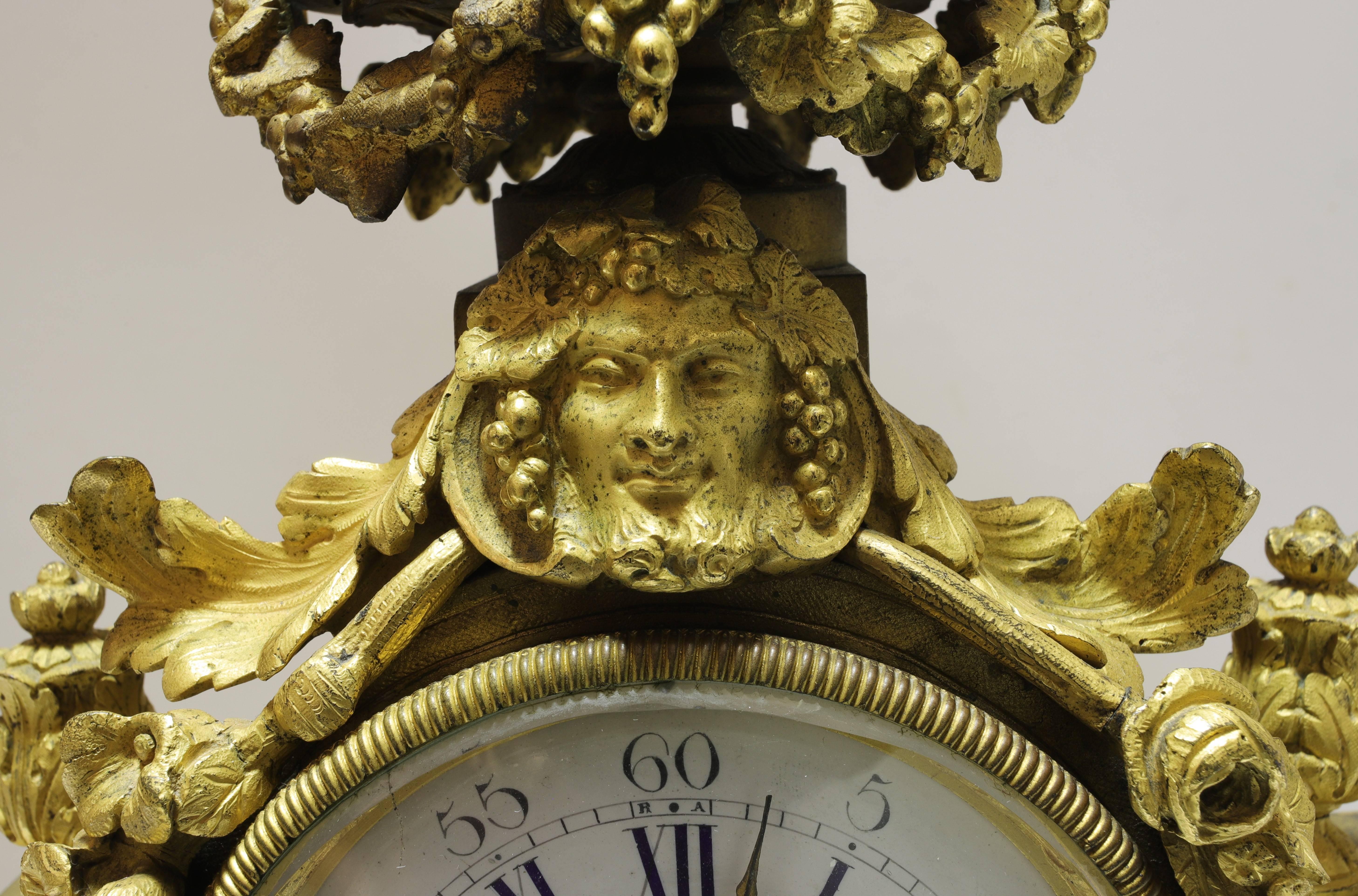 Malachite Ensemble de trois pièces d'horloges françaises en bronze et malachite en vente