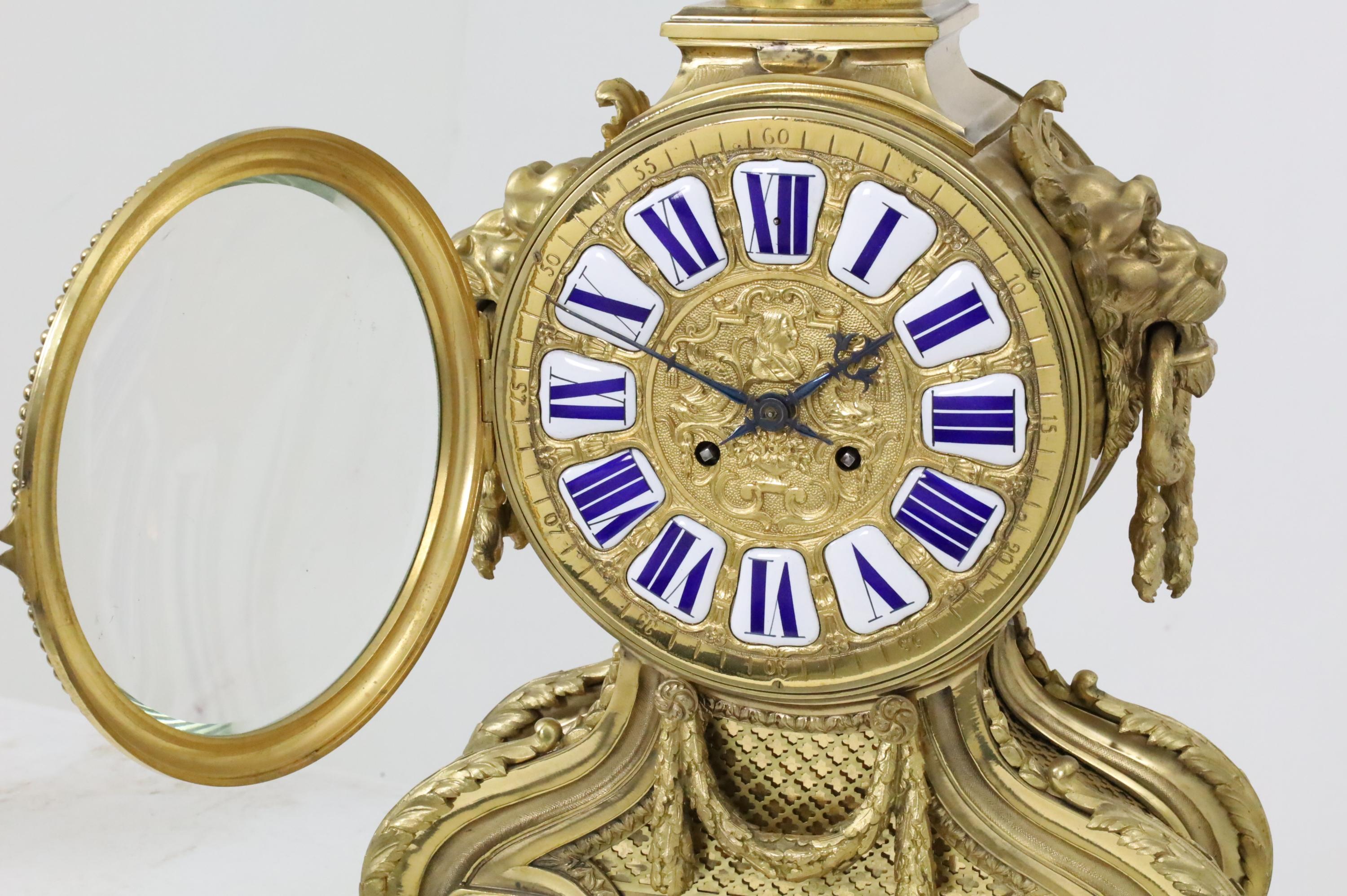 Dorato Set di orologi francesi in bronzo dorato in tre pezzi in vendita
