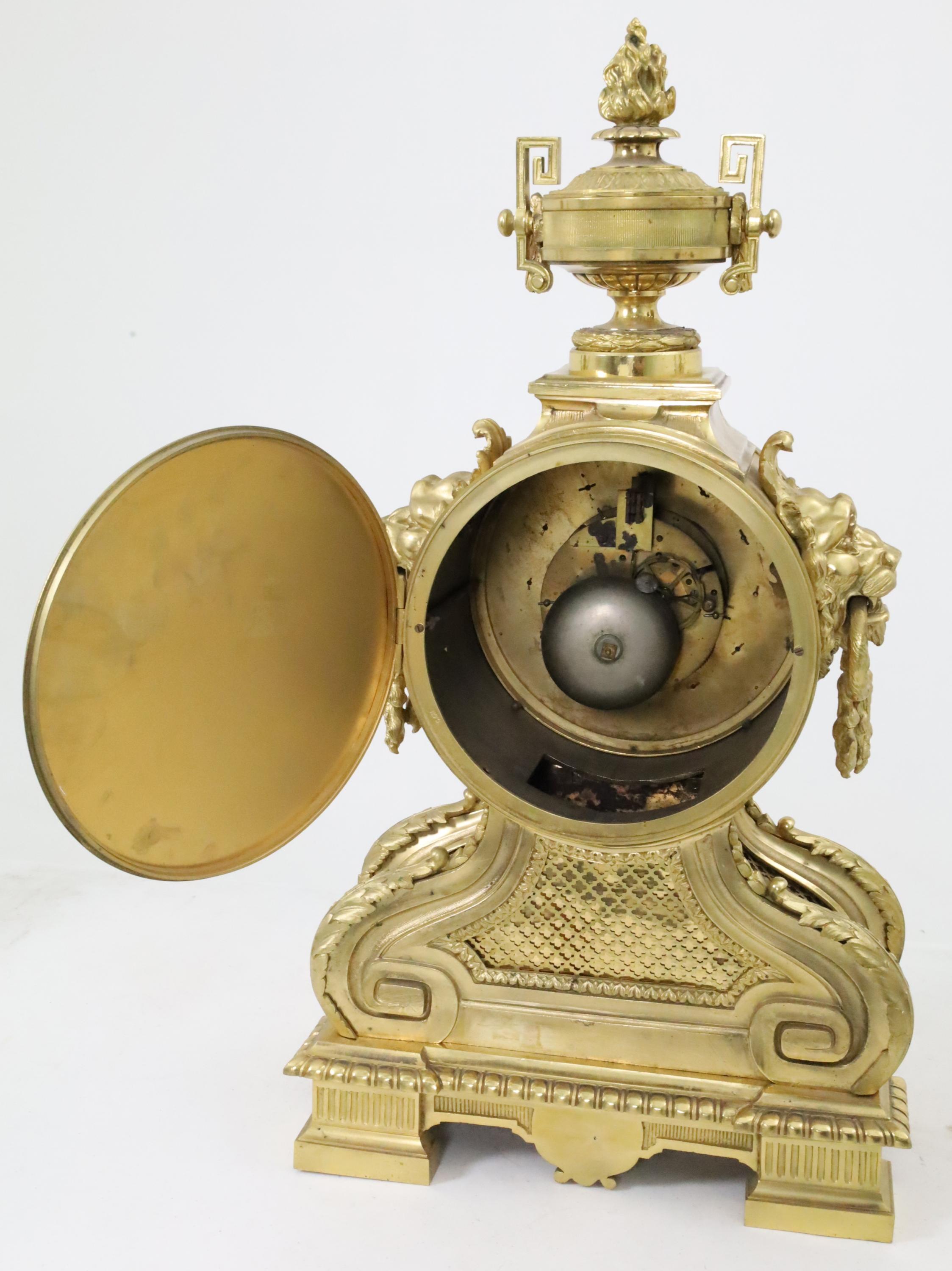 XIX secolo Set di orologi francesi in bronzo dorato in tre pezzi in vendita