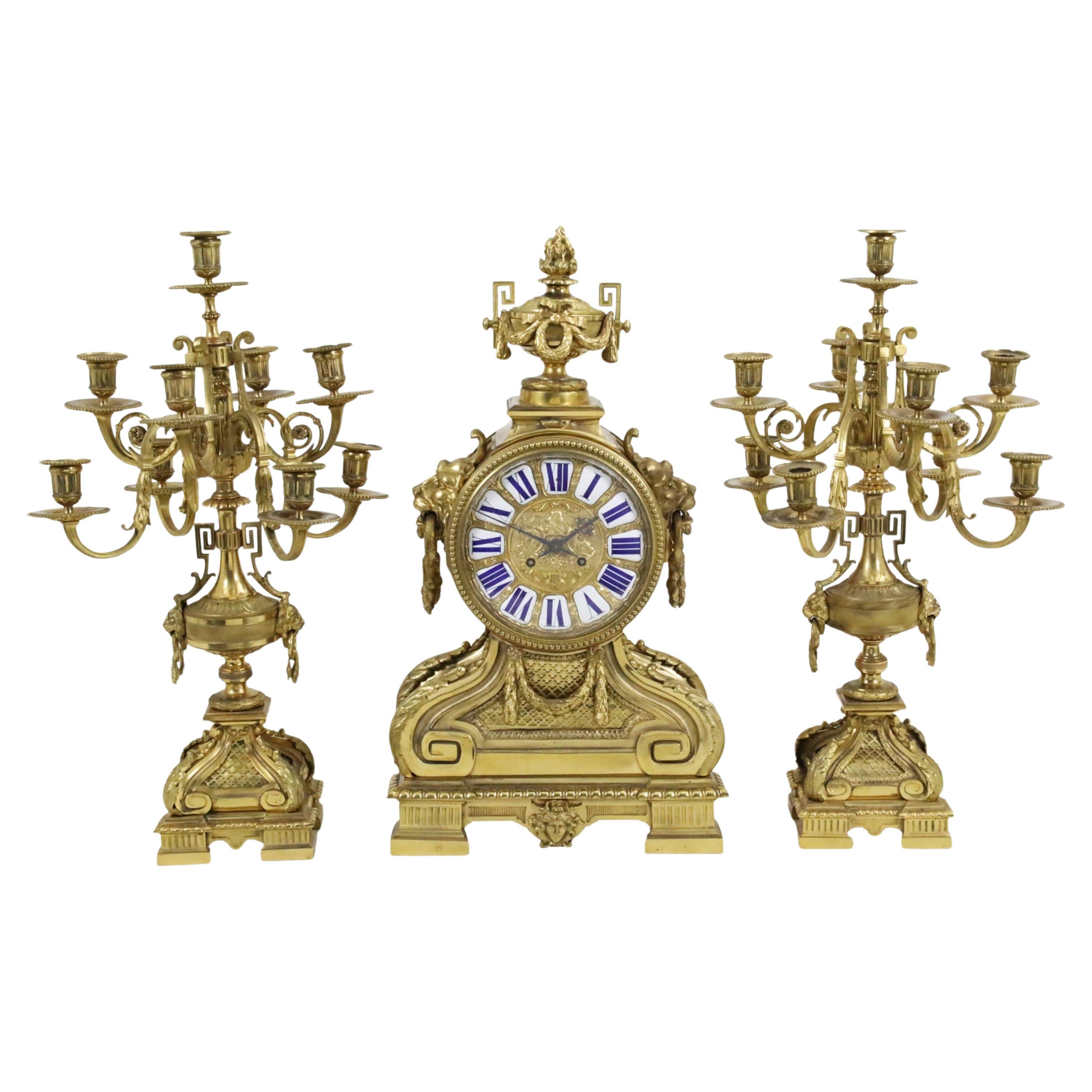Reloj francés de bronce dorado de tres piezas