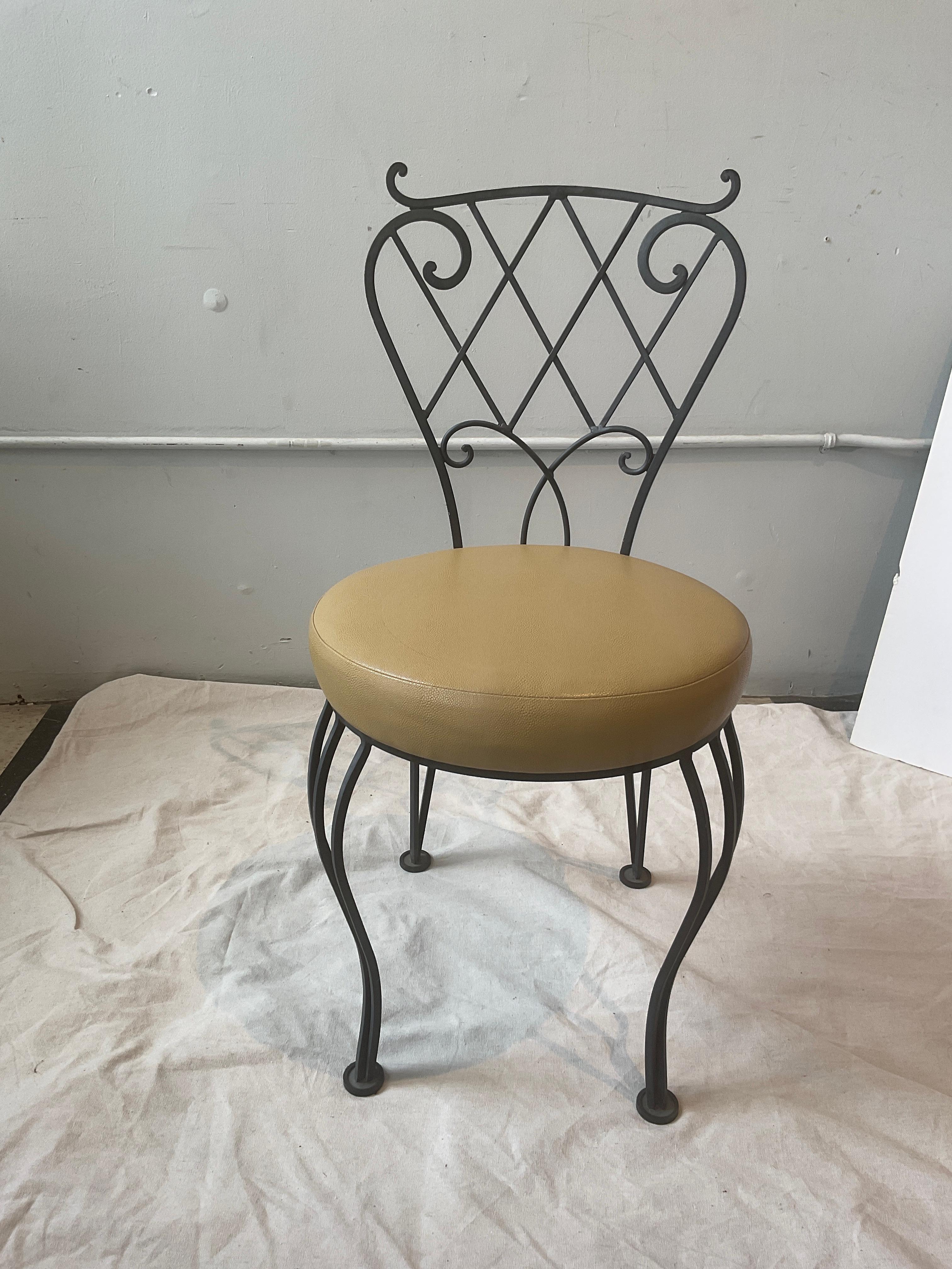 Three Piece Iron Garden Set.    Settee And Pair Of Chairs. in vendita 4