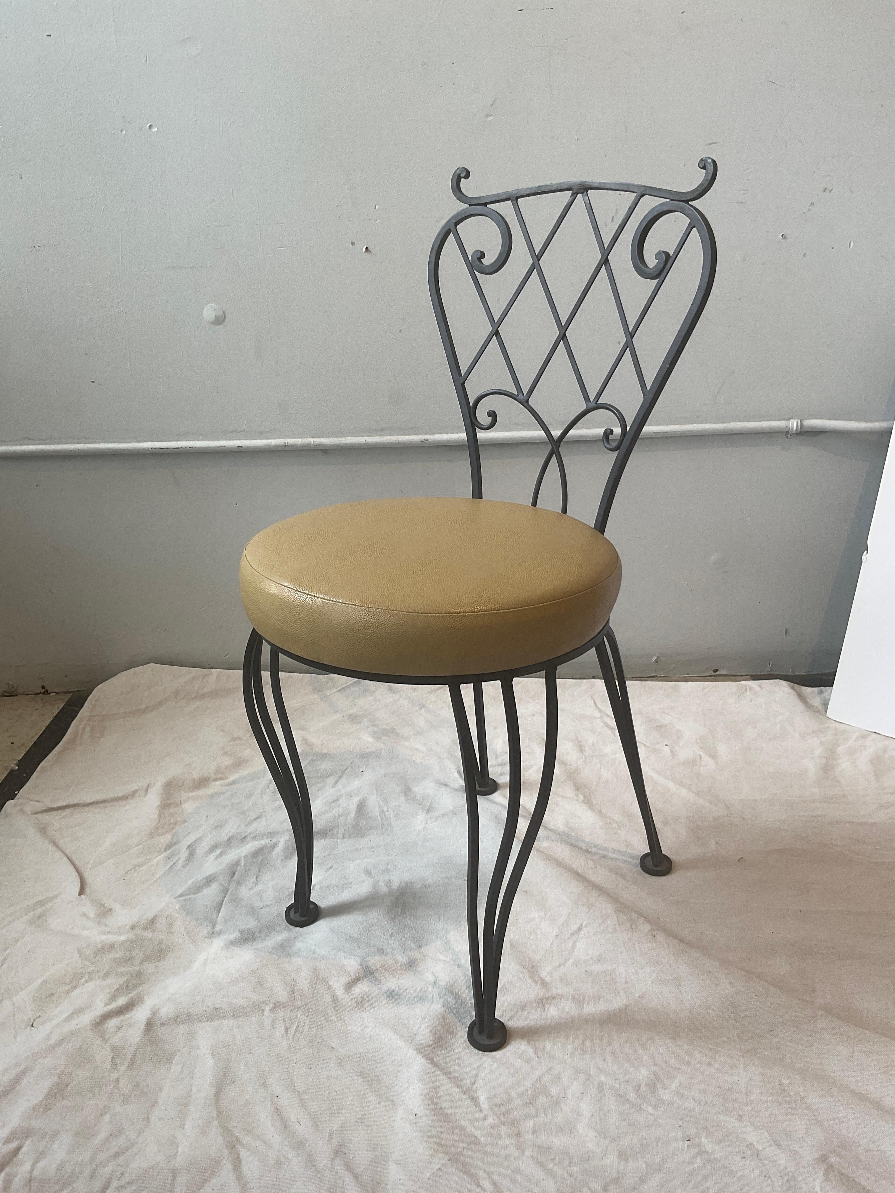 Three Piece Iron Garden Set.    Settee And Pair Of Chairs. in vendita 5