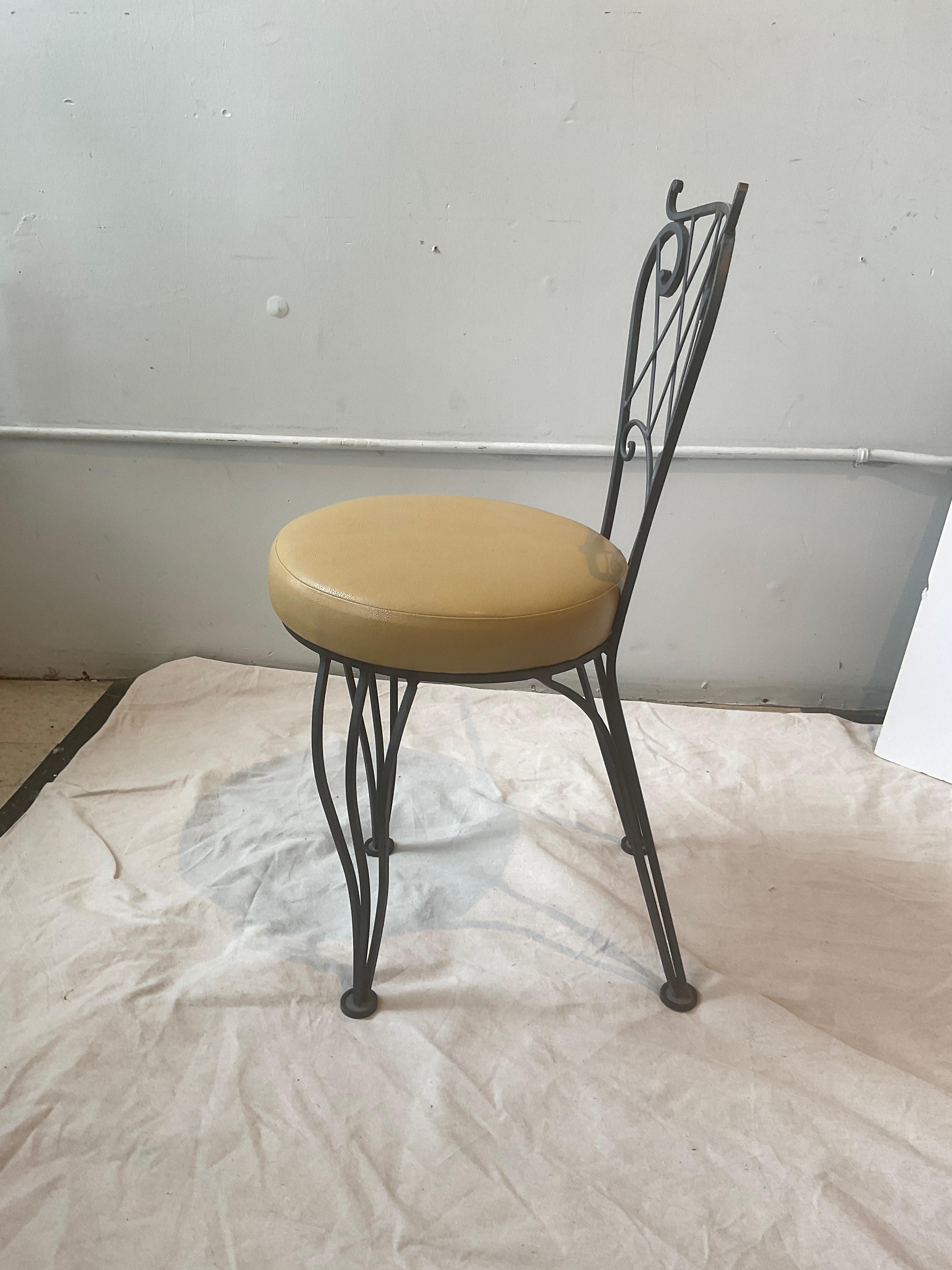 Three Piece Iron Garden Set.    Settee And Pair Of Chairs. in vendita 6