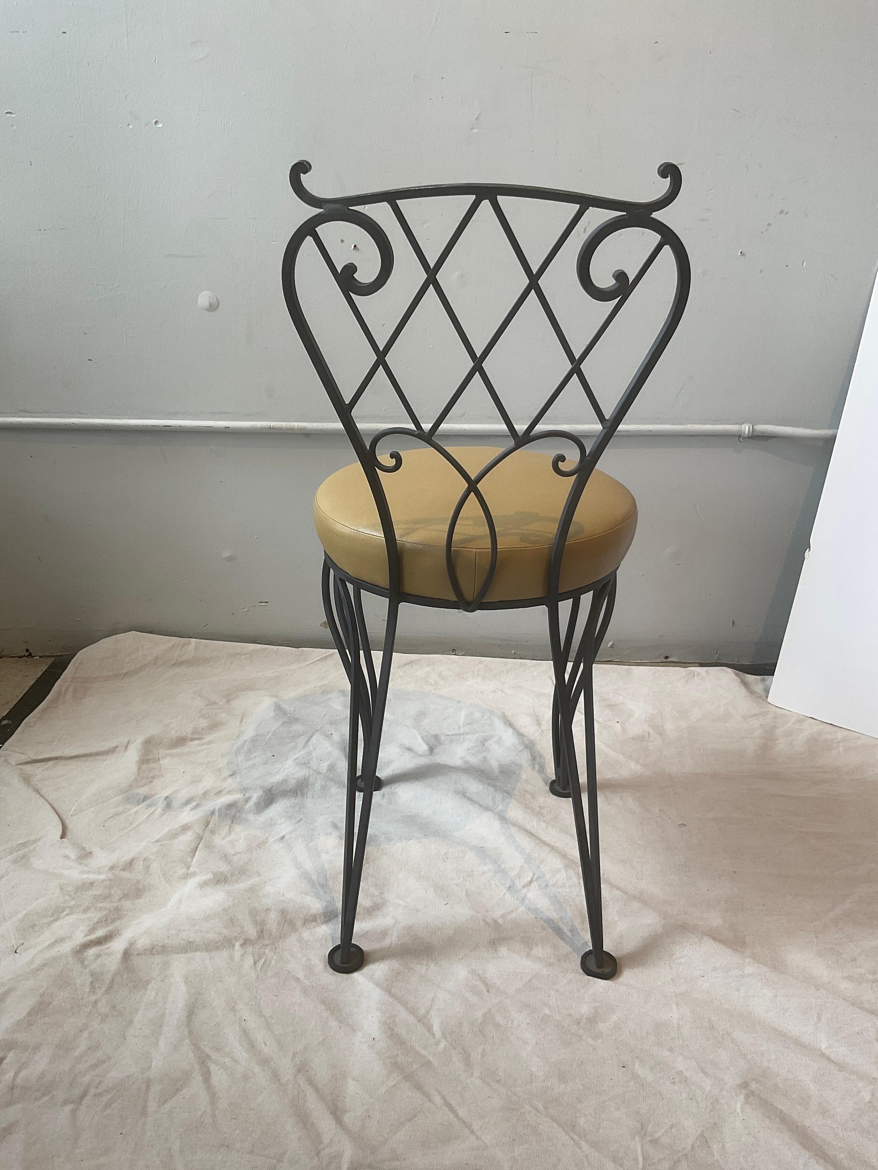 Three Piece Iron Garden Set.    Settee And Pair Of Chairs. in vendita 7