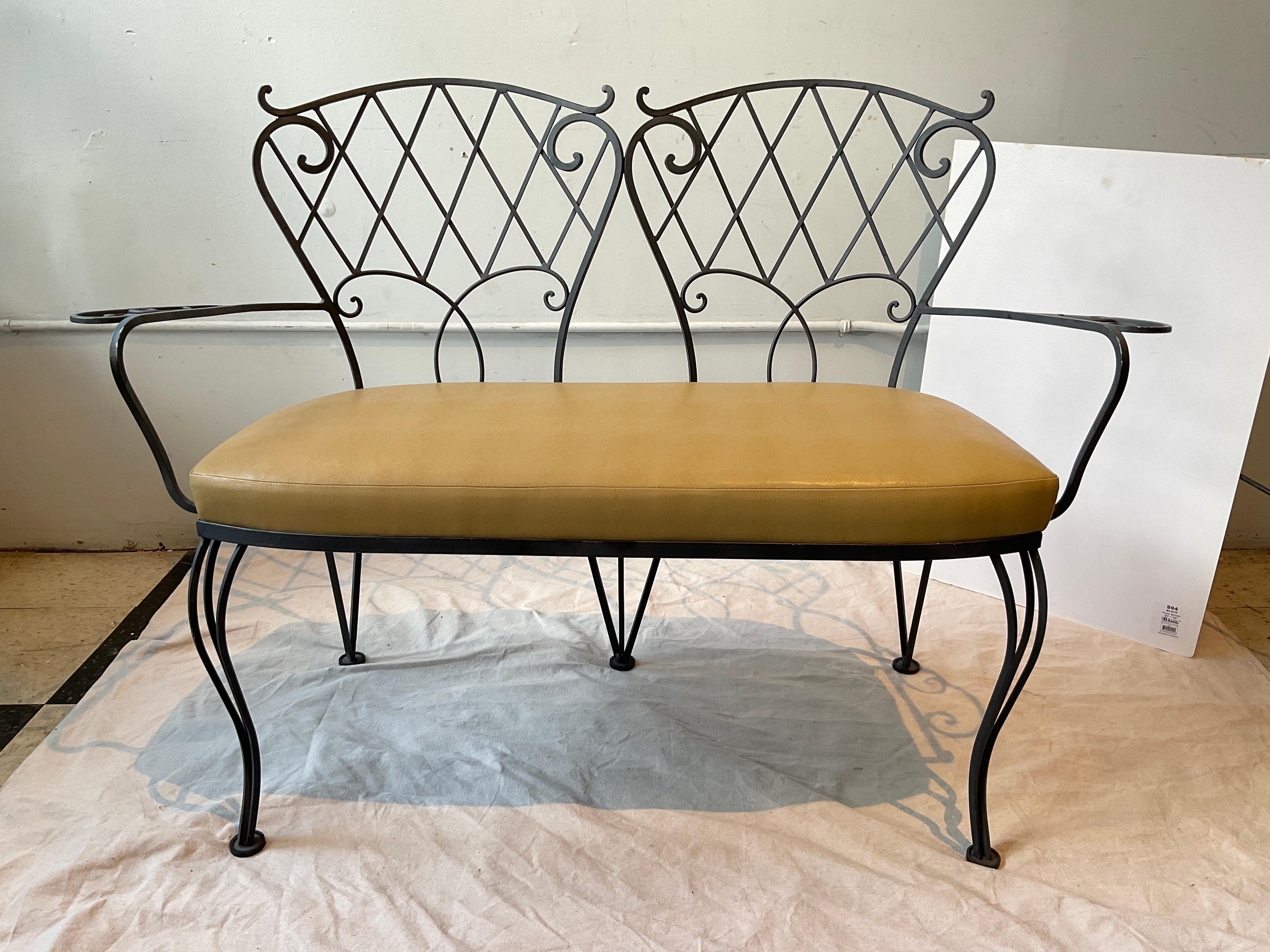 Nordamericano Three Piece Iron Garden Set.    Settee And Pair Of Chairs. in vendita