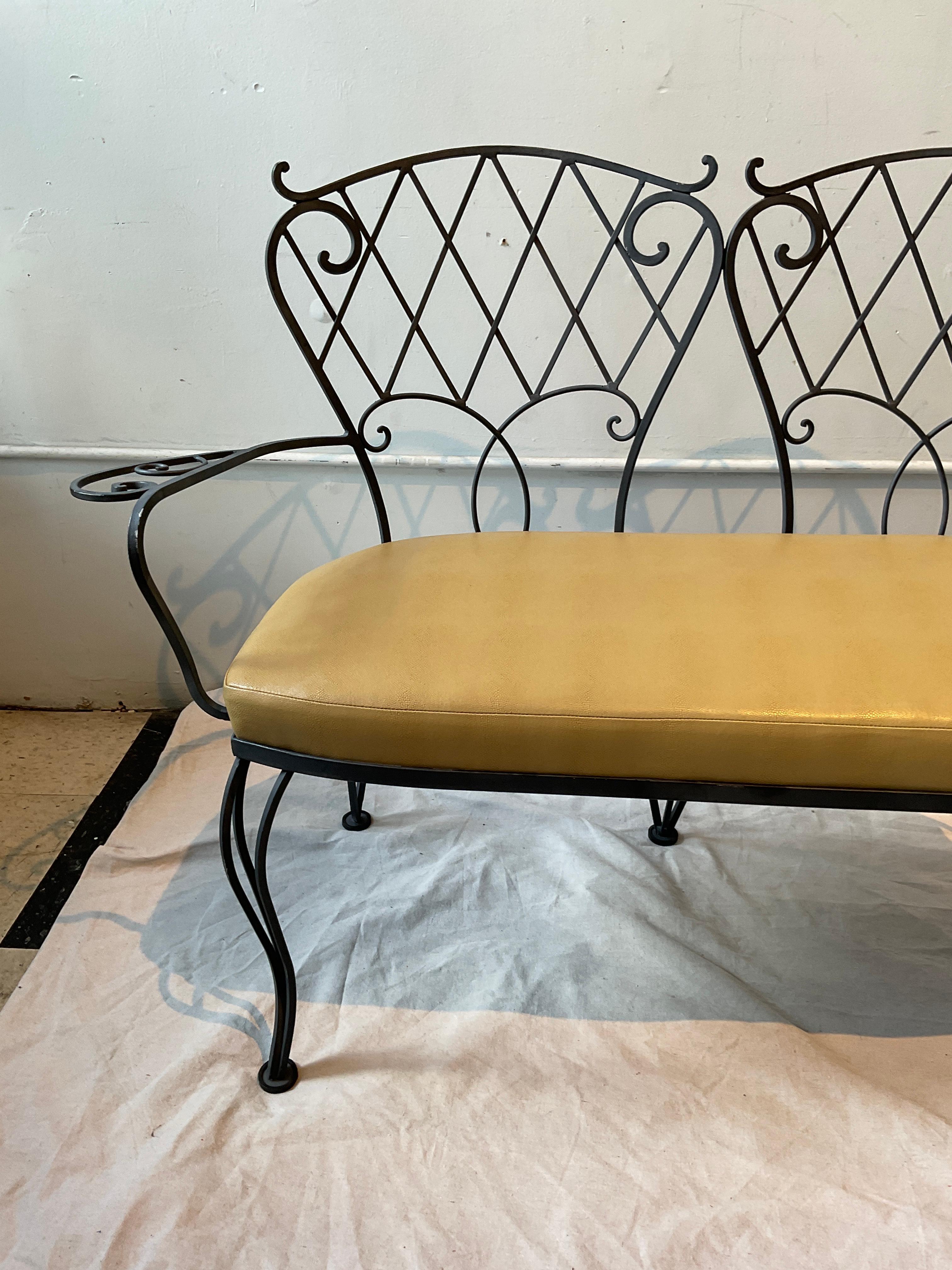 Three Piece Iron Garden Set.    Settee And Pair Of Chairs. in vendita 1