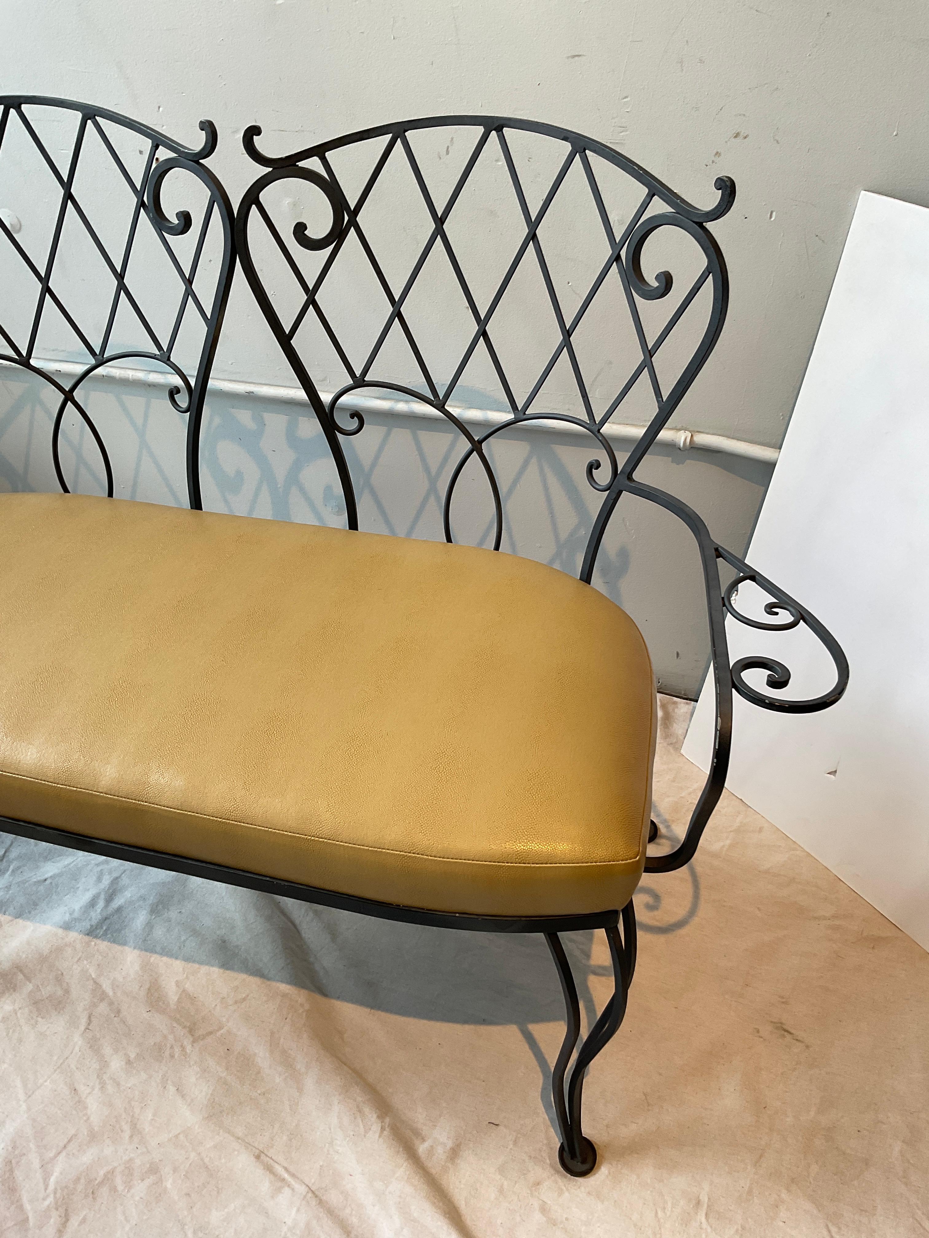Three Piece Iron Garden Set.    Settee And Pair Of Chairs. in vendita 2