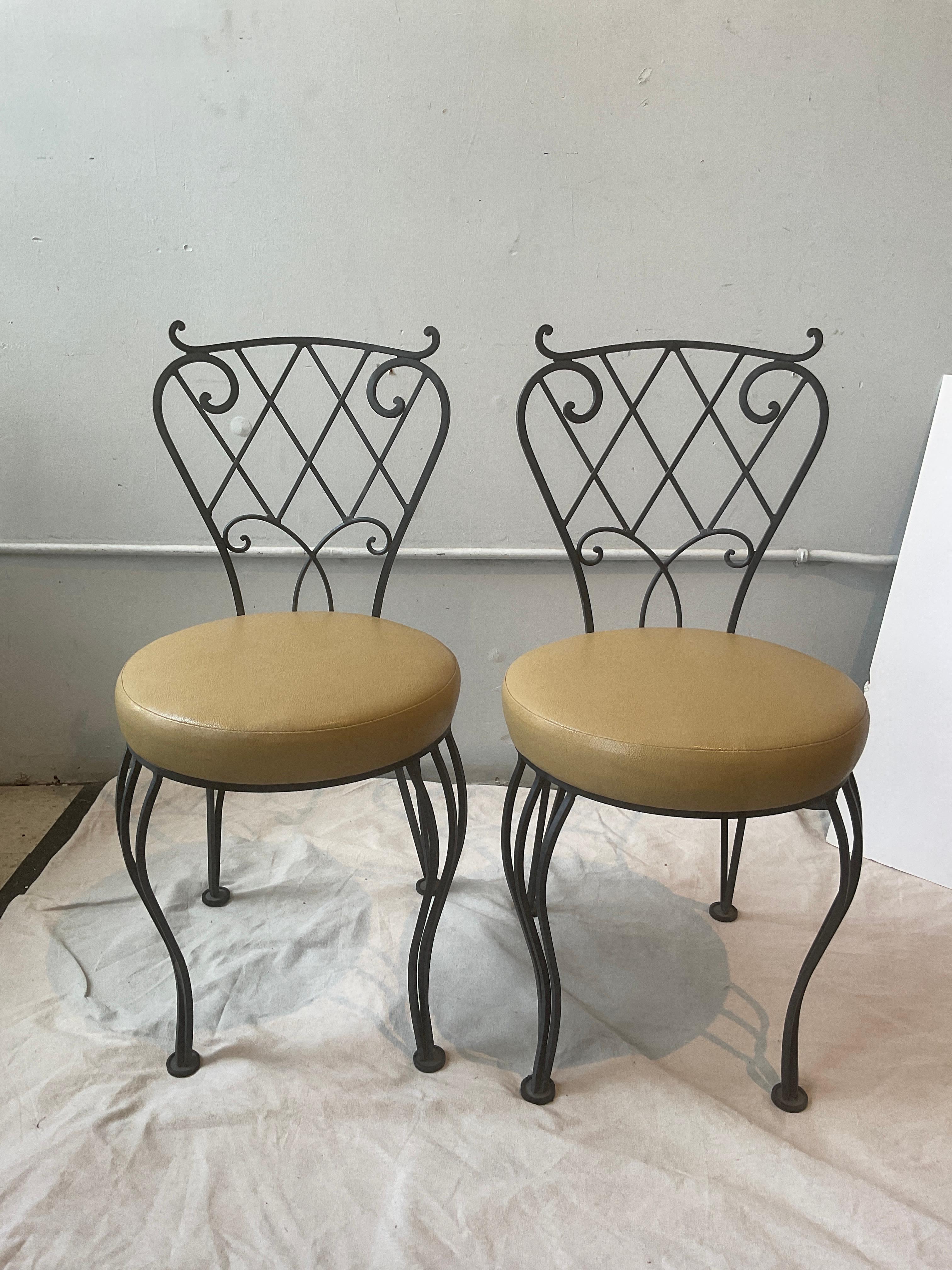 Three Piece Iron Garden Set.    Settee And Pair Of Chairs. in vendita 3
