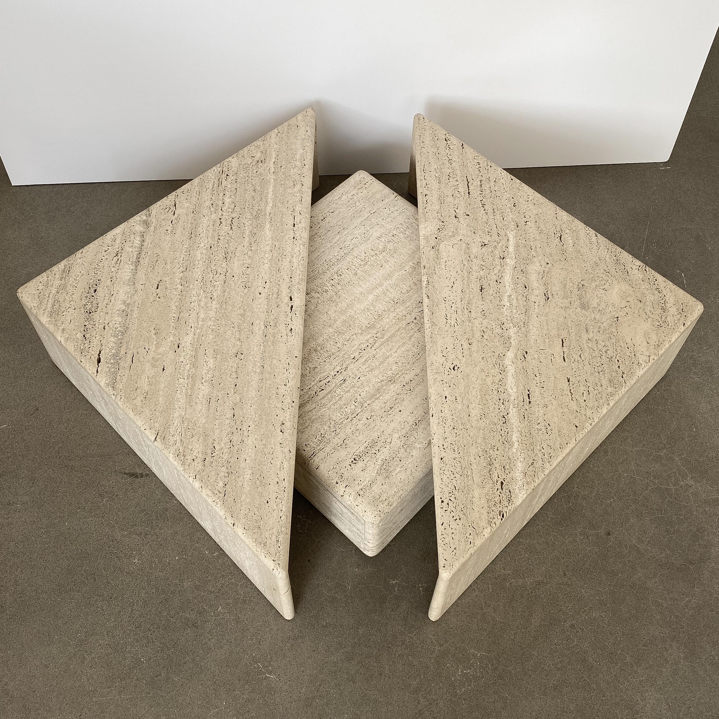 Dreiteiliger geschichteter dreieckiger Couchtisch aus Travertin (Moderne der Mitte des Jahrhunderts)