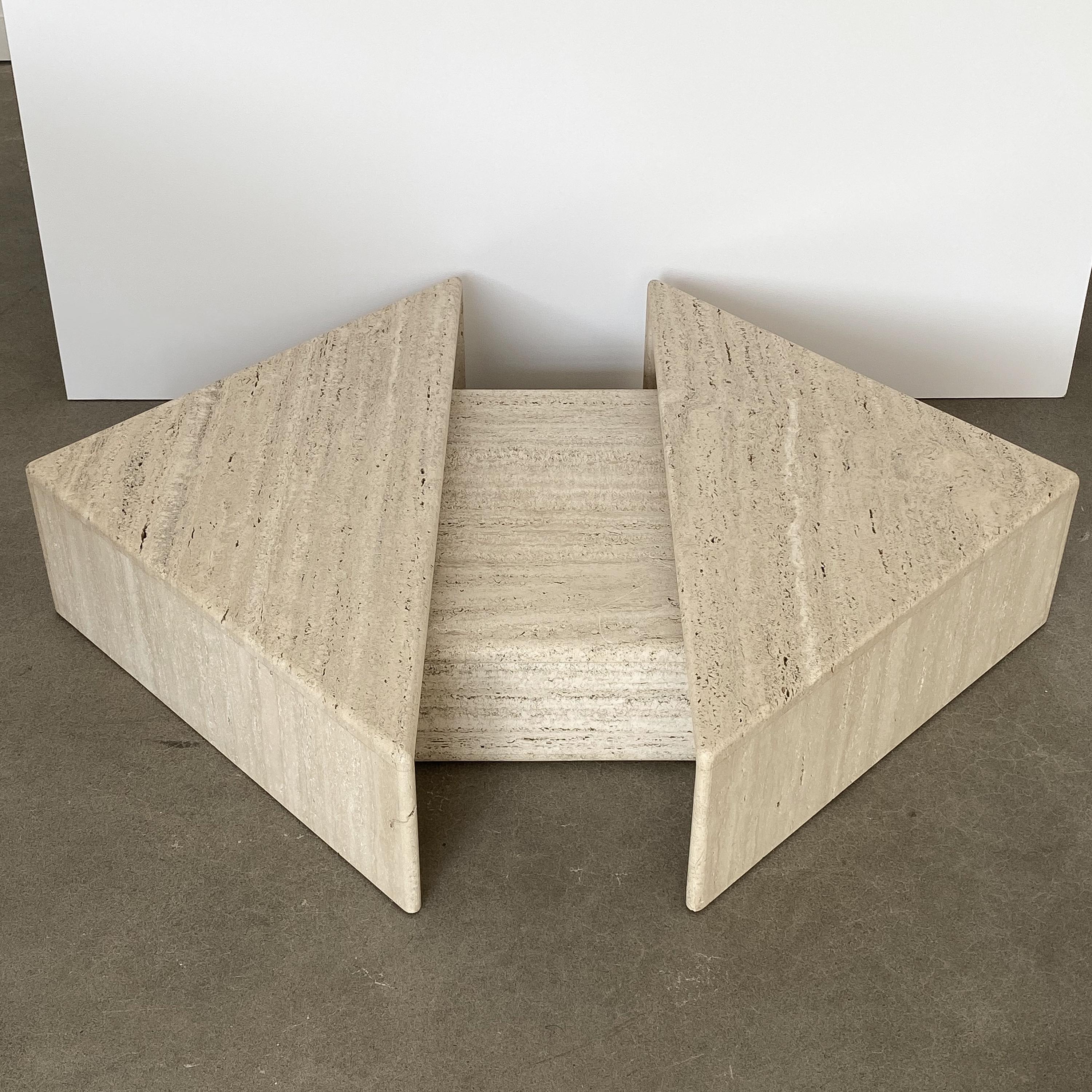 Dreiteiliger geschichteter dreieckiger Couchtisch aus Travertin im Zustand „Gut“ in Chicago, IL