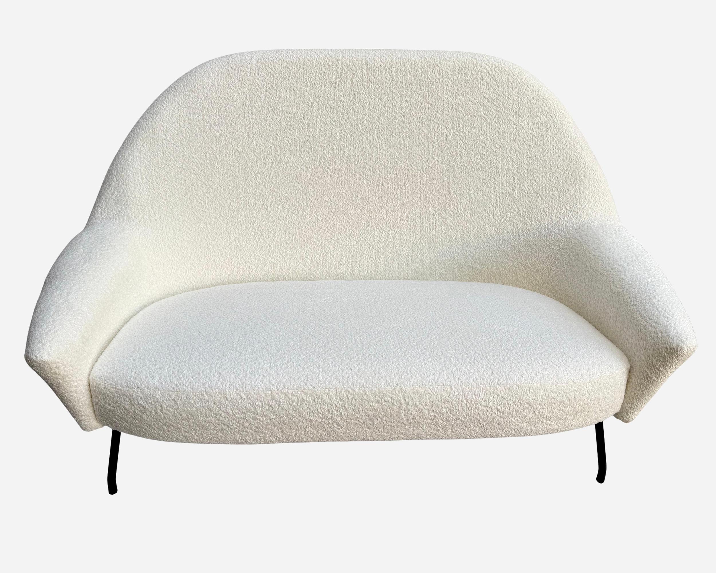 Joseph-André Motte. Conjunto de asientos de salón compuesto por dos sillones y un sofá de dos plazas, modelo 770. Edición Steiner, hacia 1958.
Los tres asientos se han renovado por completo muy recientemente y están tapizados en tela 