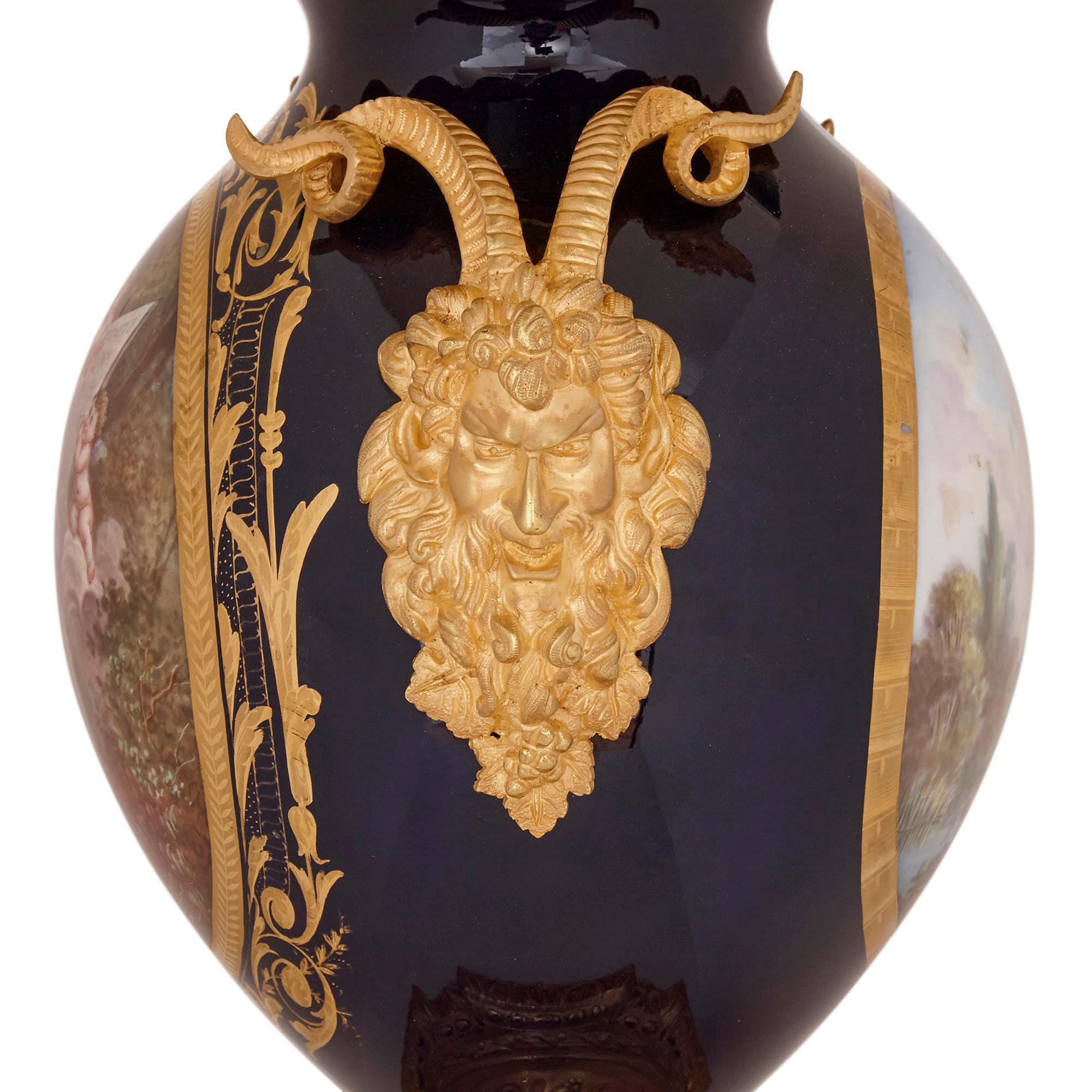 Dreiteiliges Porzellan- und Ormolu-Uhrenset im Louis XV-Rokokostil im Angebot 5